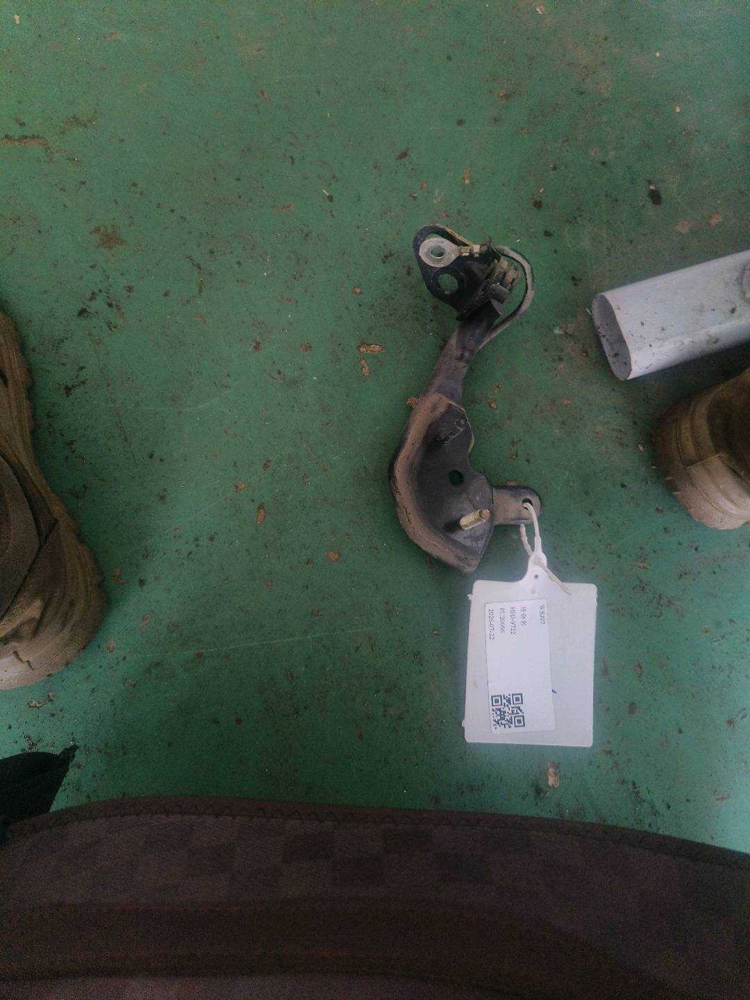 T4A1732 Trunk Lid Hinge, Right