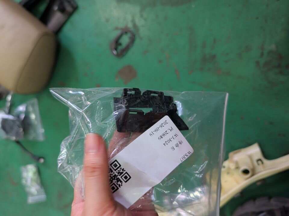 51417225896 前门玻璃升降开关装饰板（右）