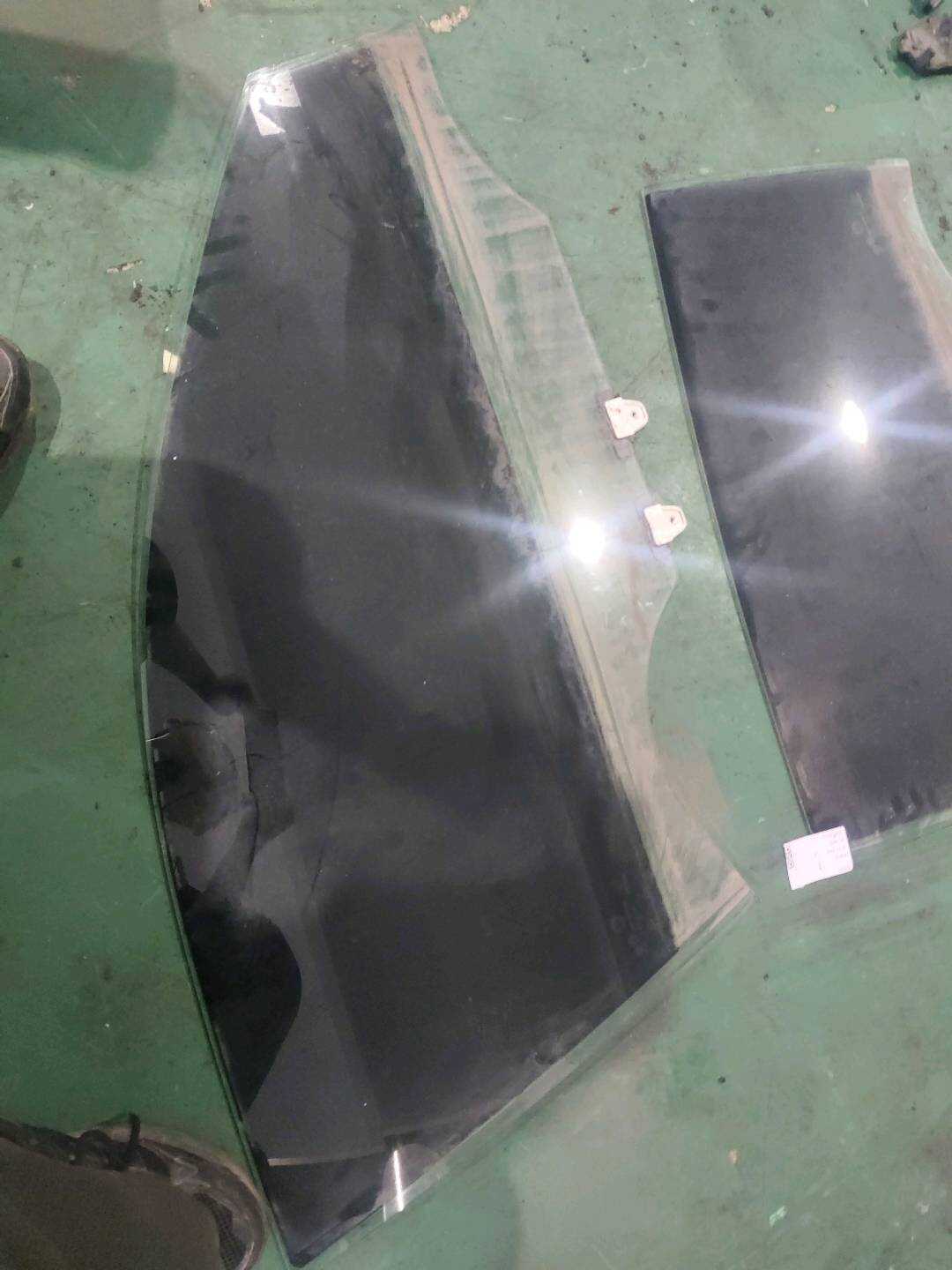 B012391 Front Right Door Glass
