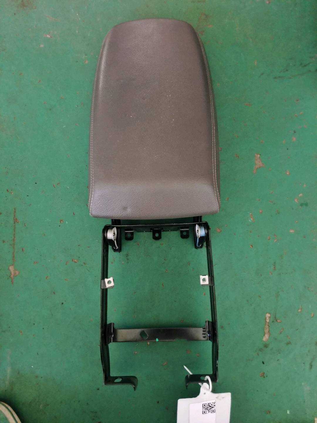 51169216671 后排座椅中央扶手箱