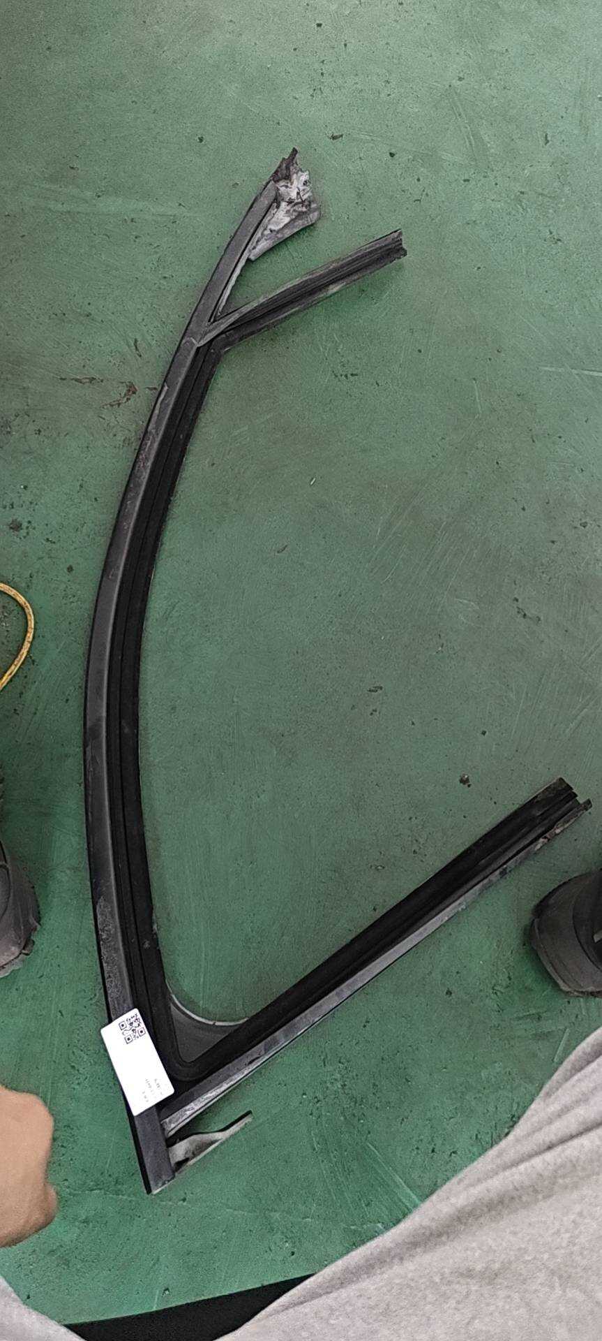 50535374 Front Right Door Weatherstrip