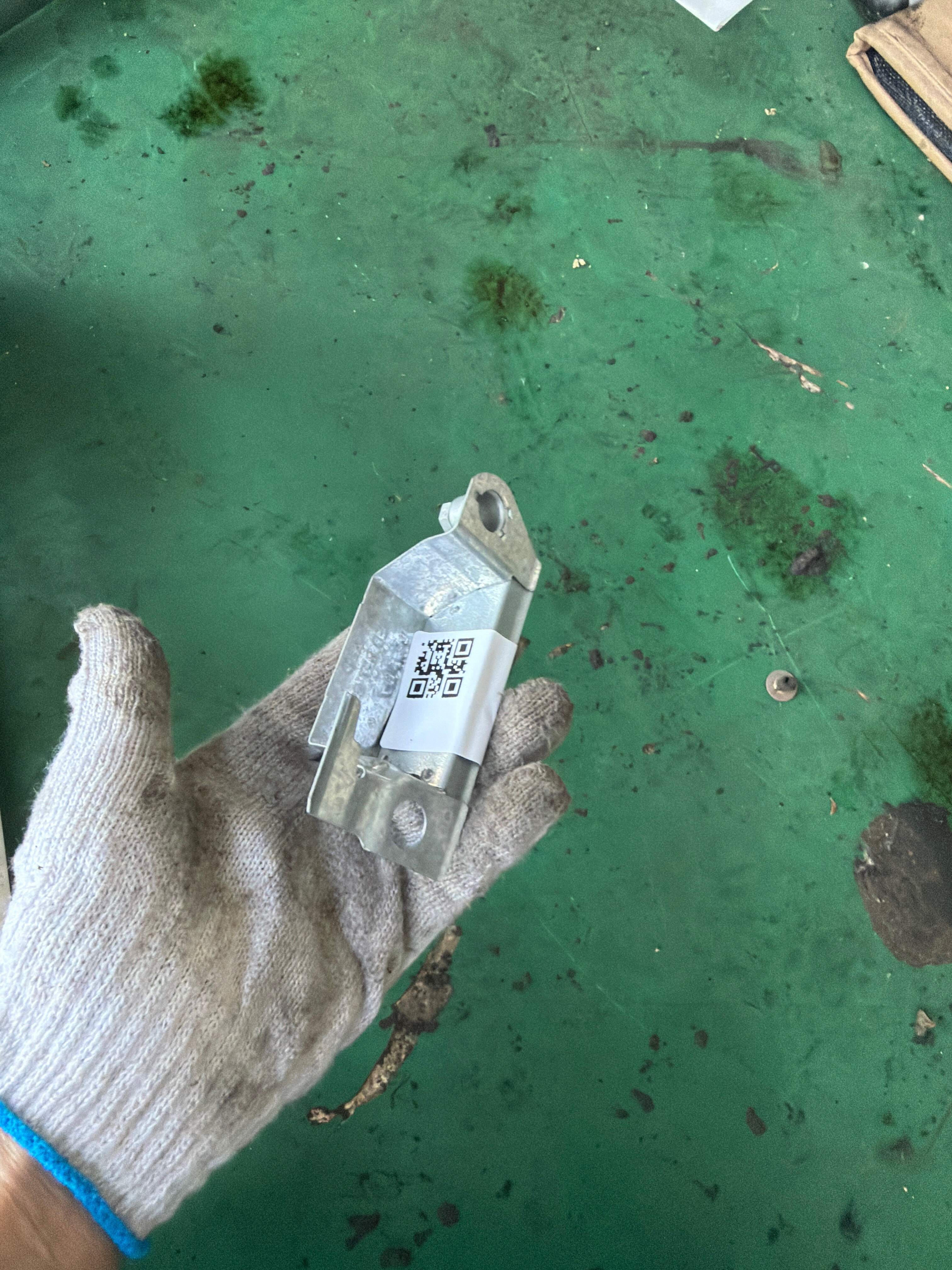 8E0827657E Retaining Clamp, Left