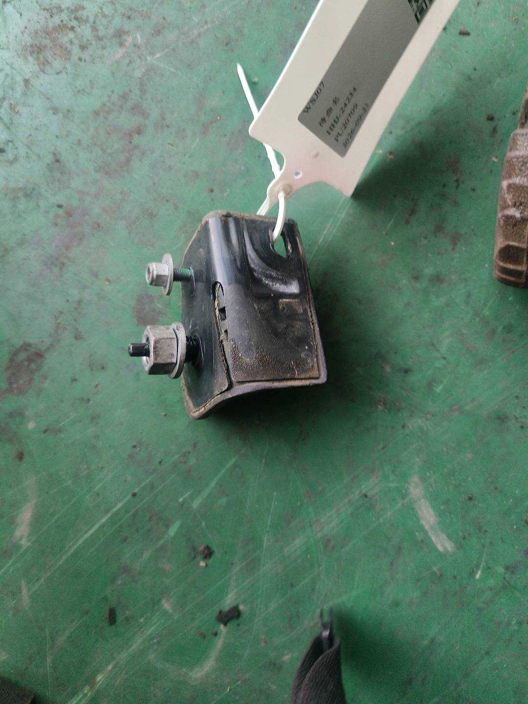 51247164861 行李箱盖挡块(右)