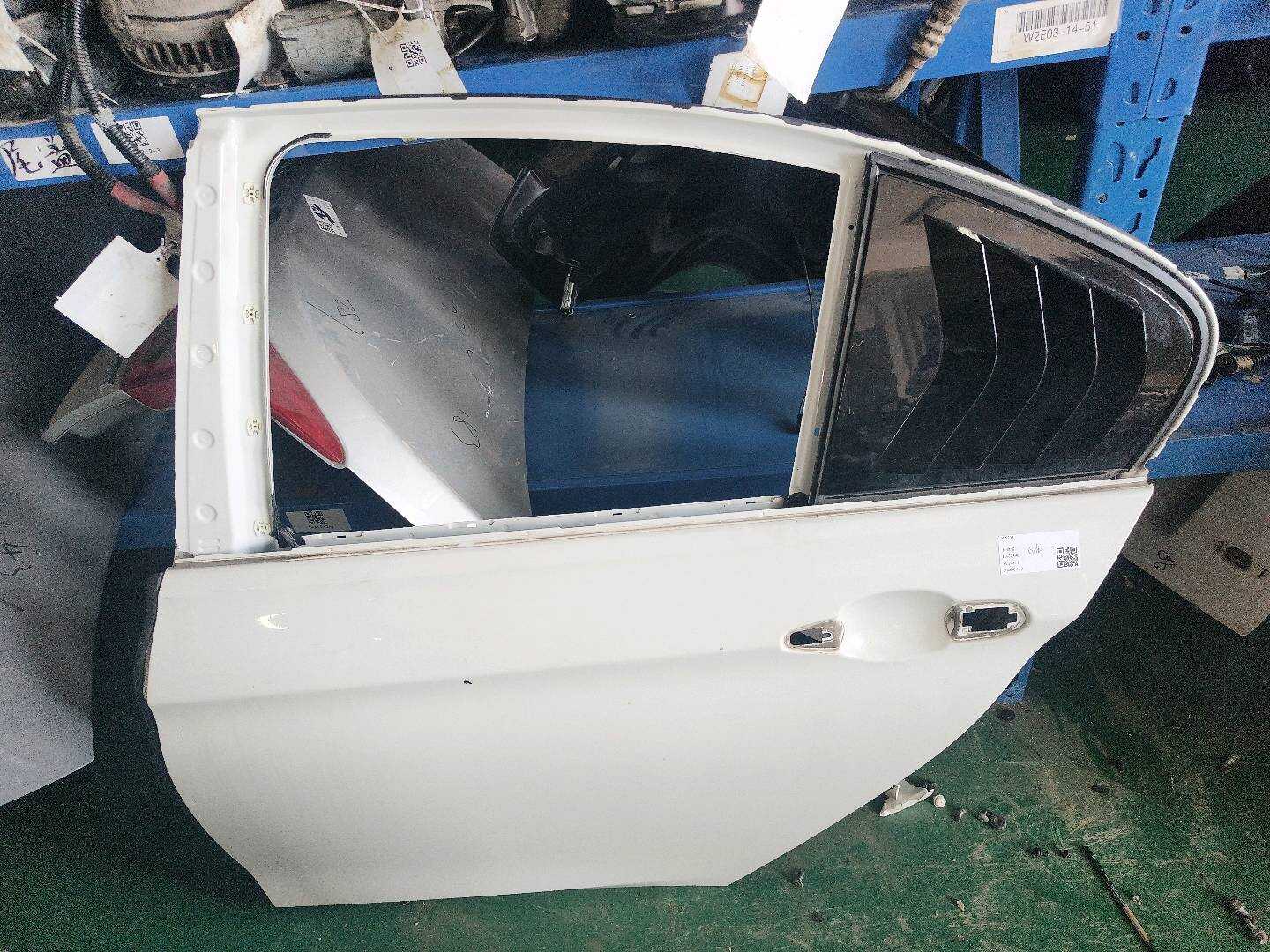 41009628761 后门壳（左）