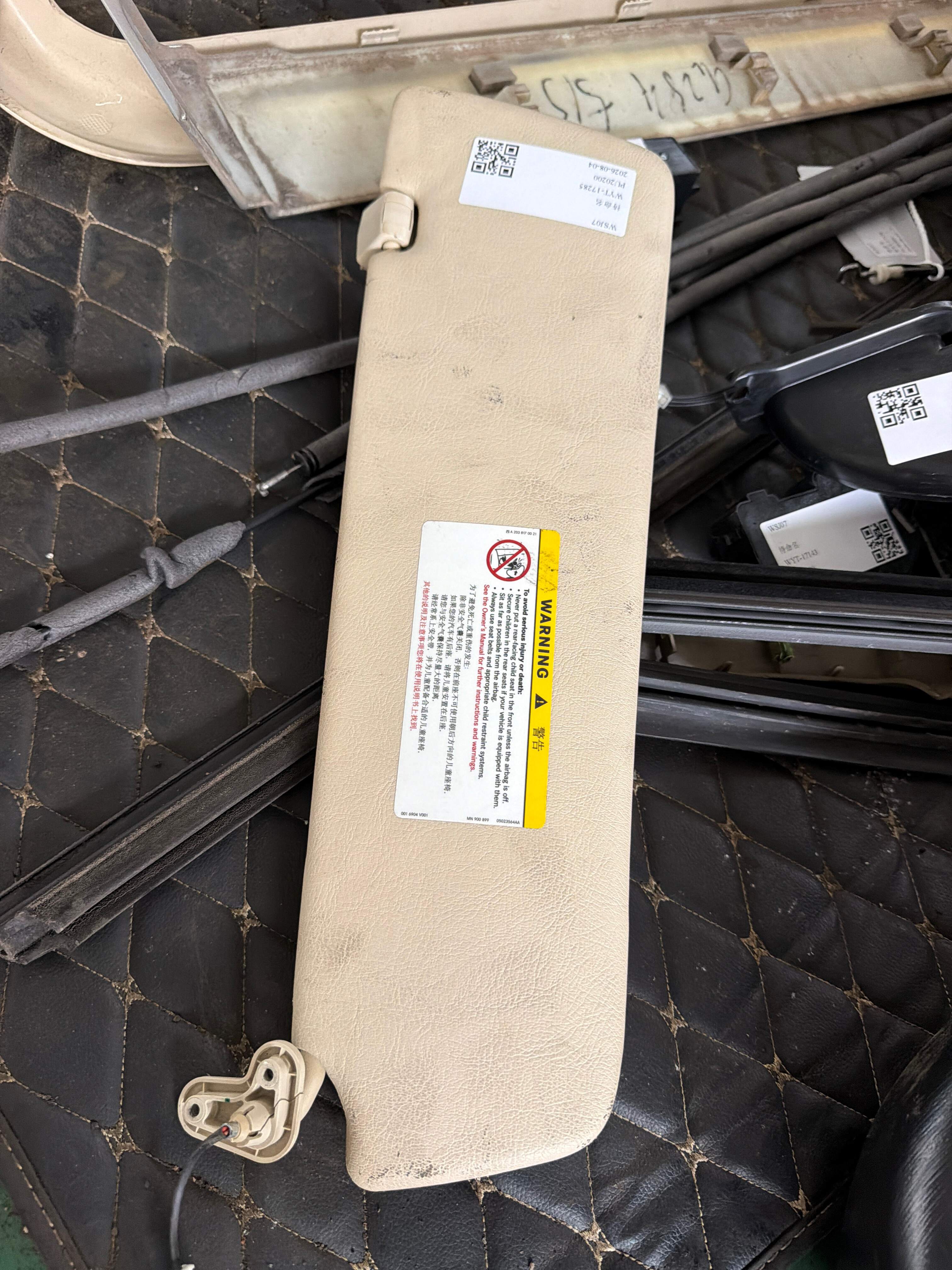 A63981012108K41 Sun Visor, Right