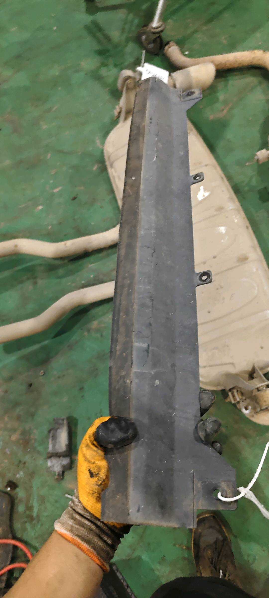 4L0121292 Radiator Guard, Lower