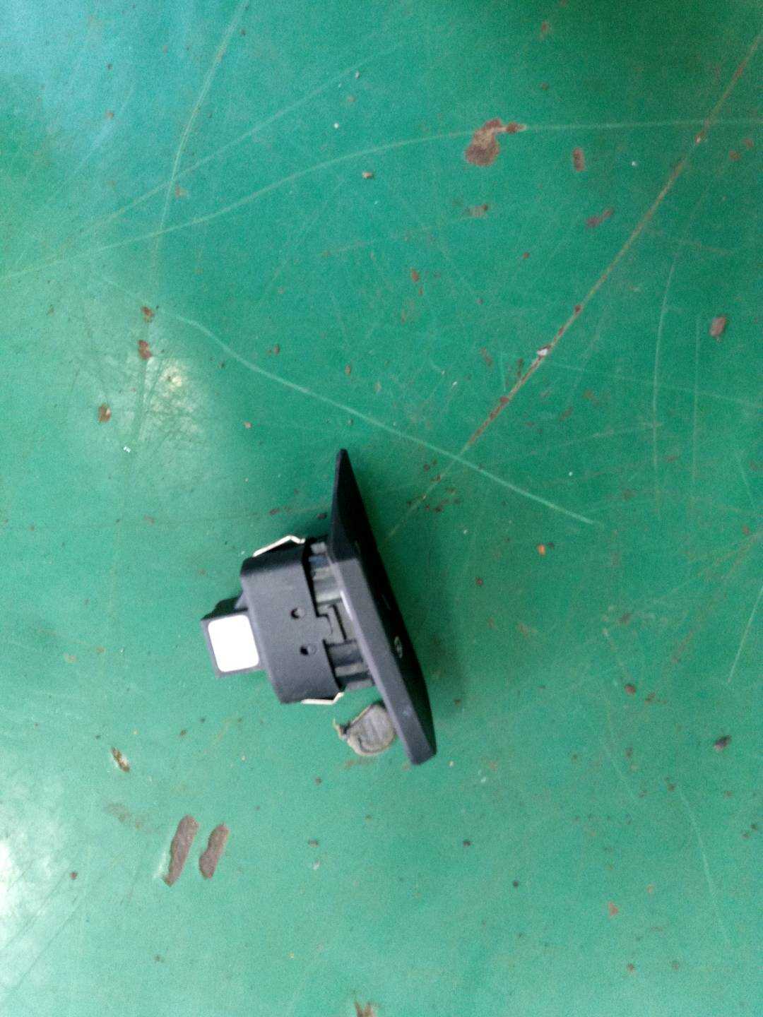 95861310800 前门锁止开关