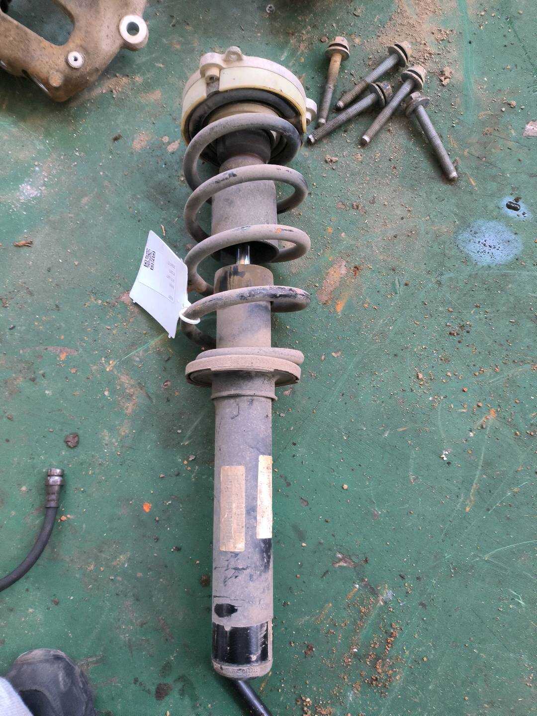 L8WD413031F 前减震器芯(右)