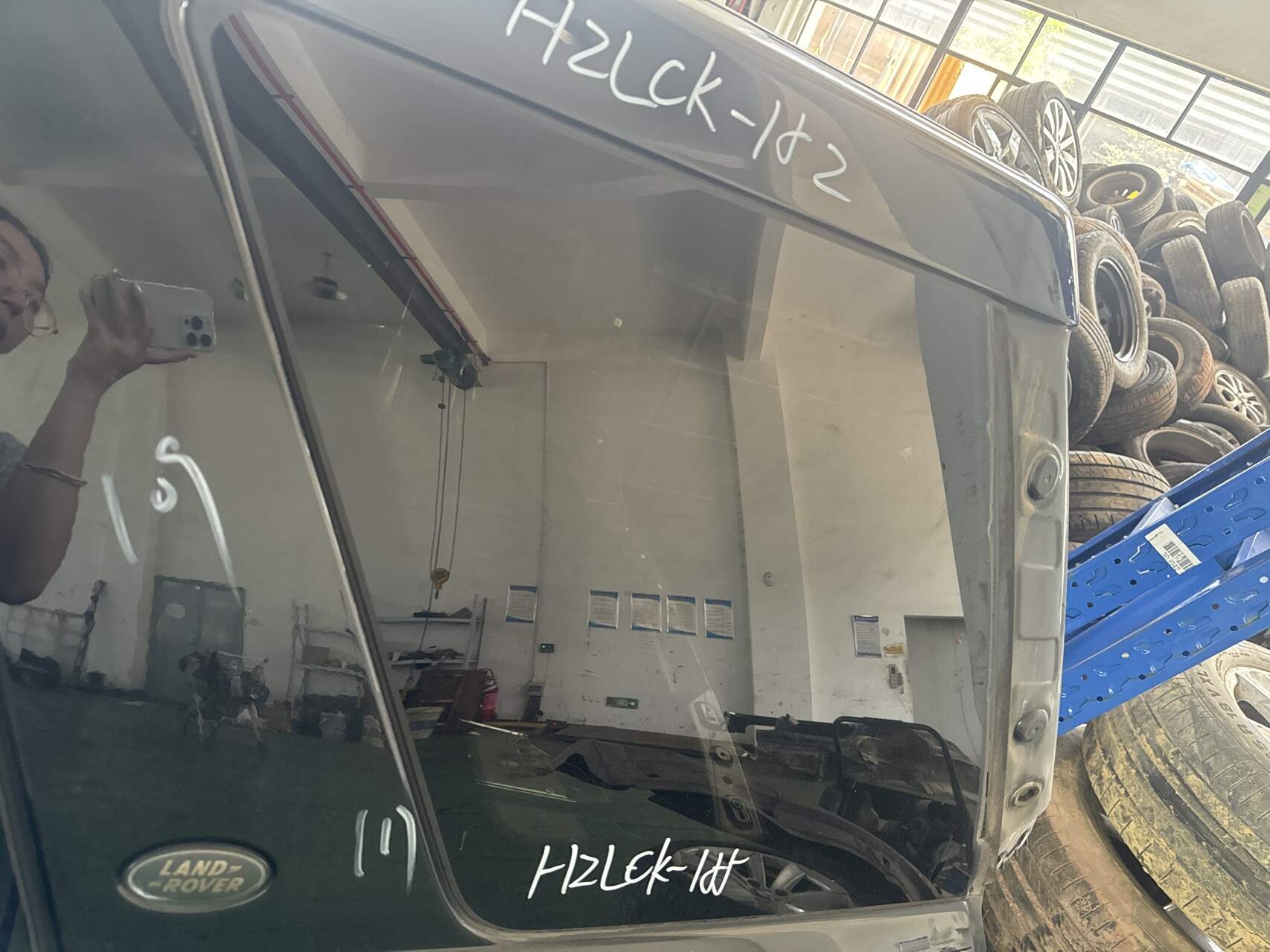 LR040117 Rear Quarter Glass, Left
