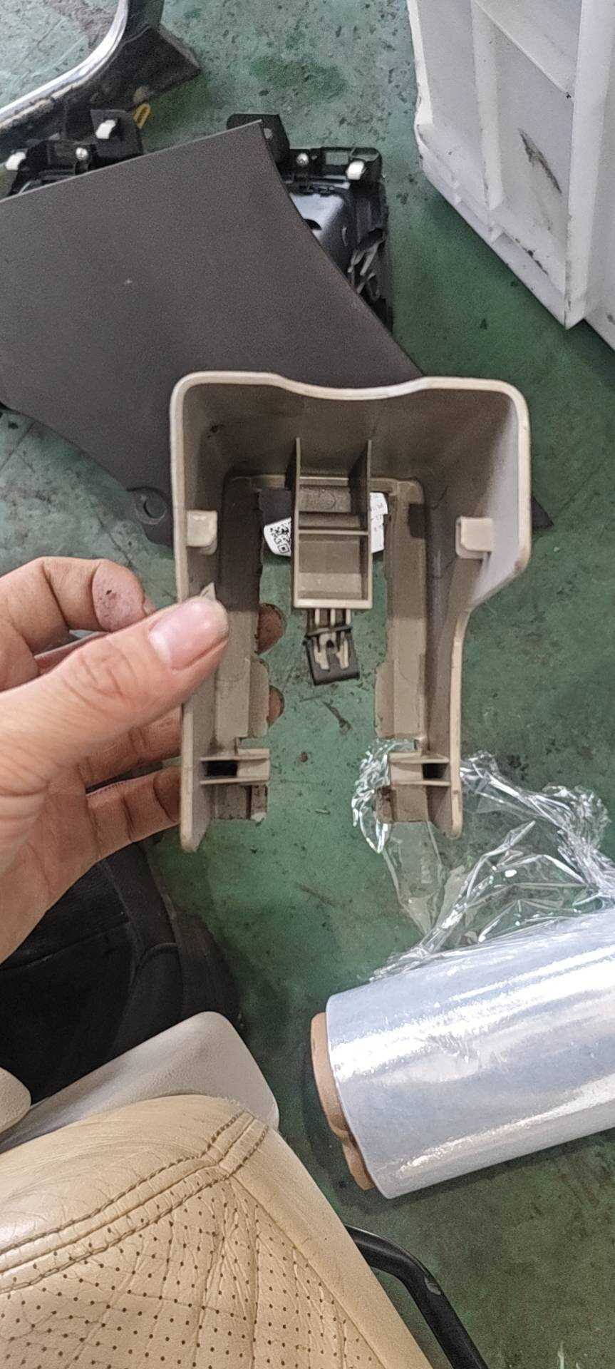 81504T0TH01ZA 驾驶员座椅底座滑轨饰盖(右前)