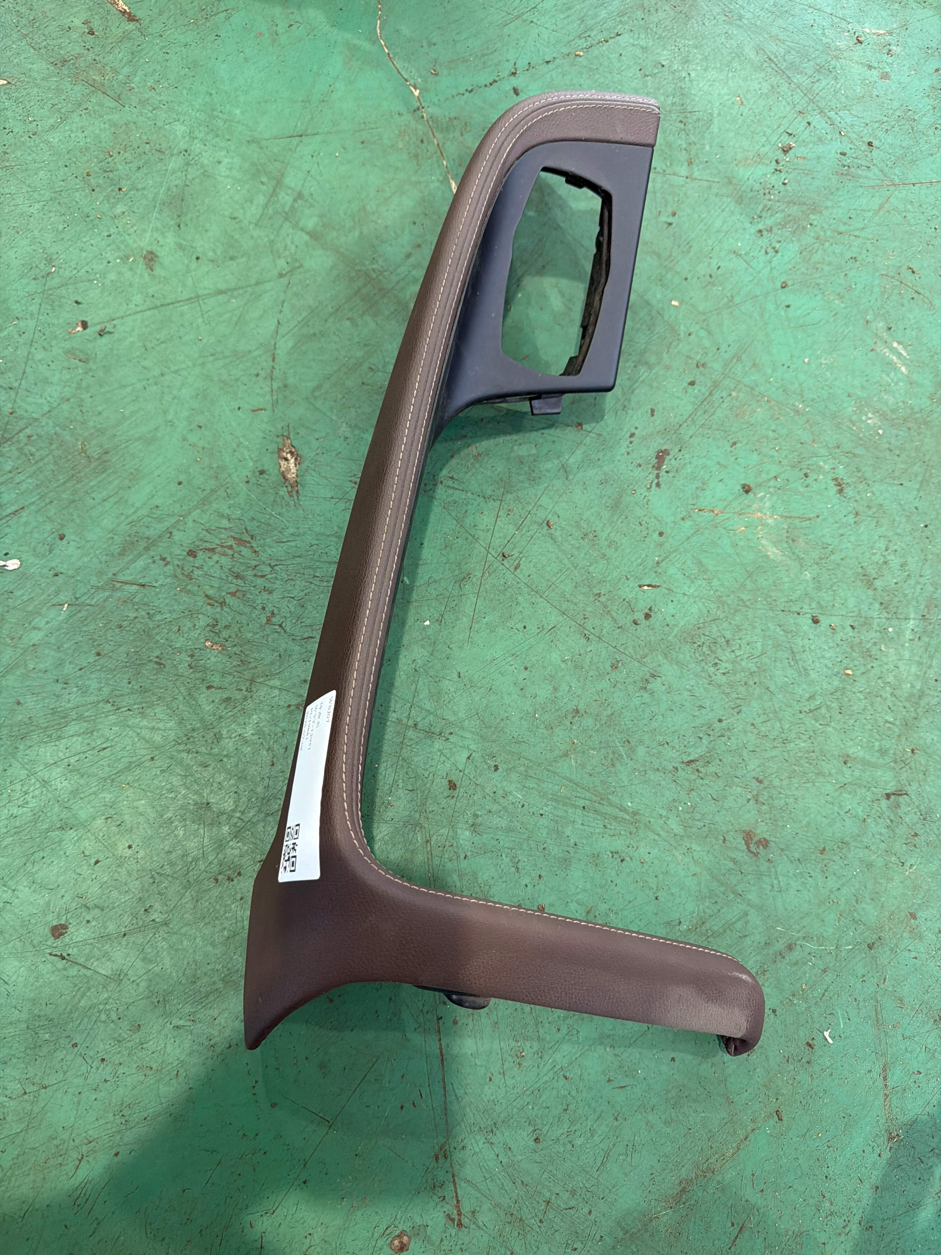 51166993381 Center Console Slotted Bracket