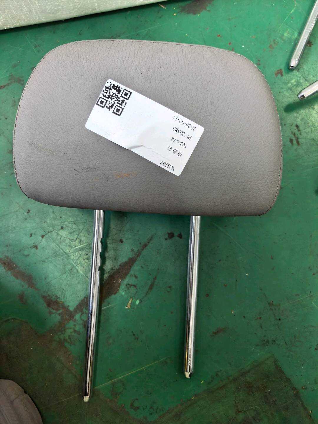 A2049700350 后座椅头枕(右)