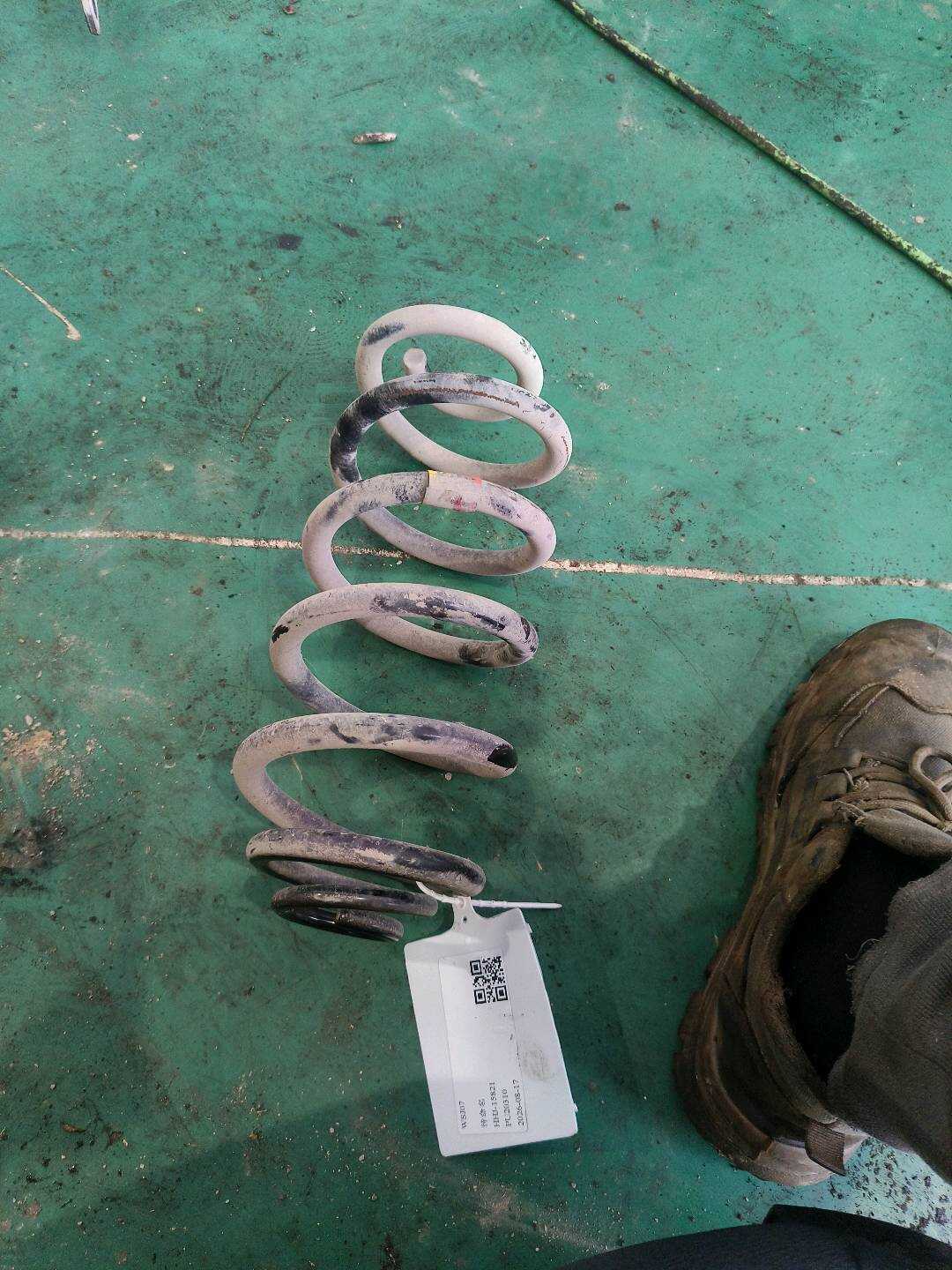 33536779864 后减震器螺旋弹簧