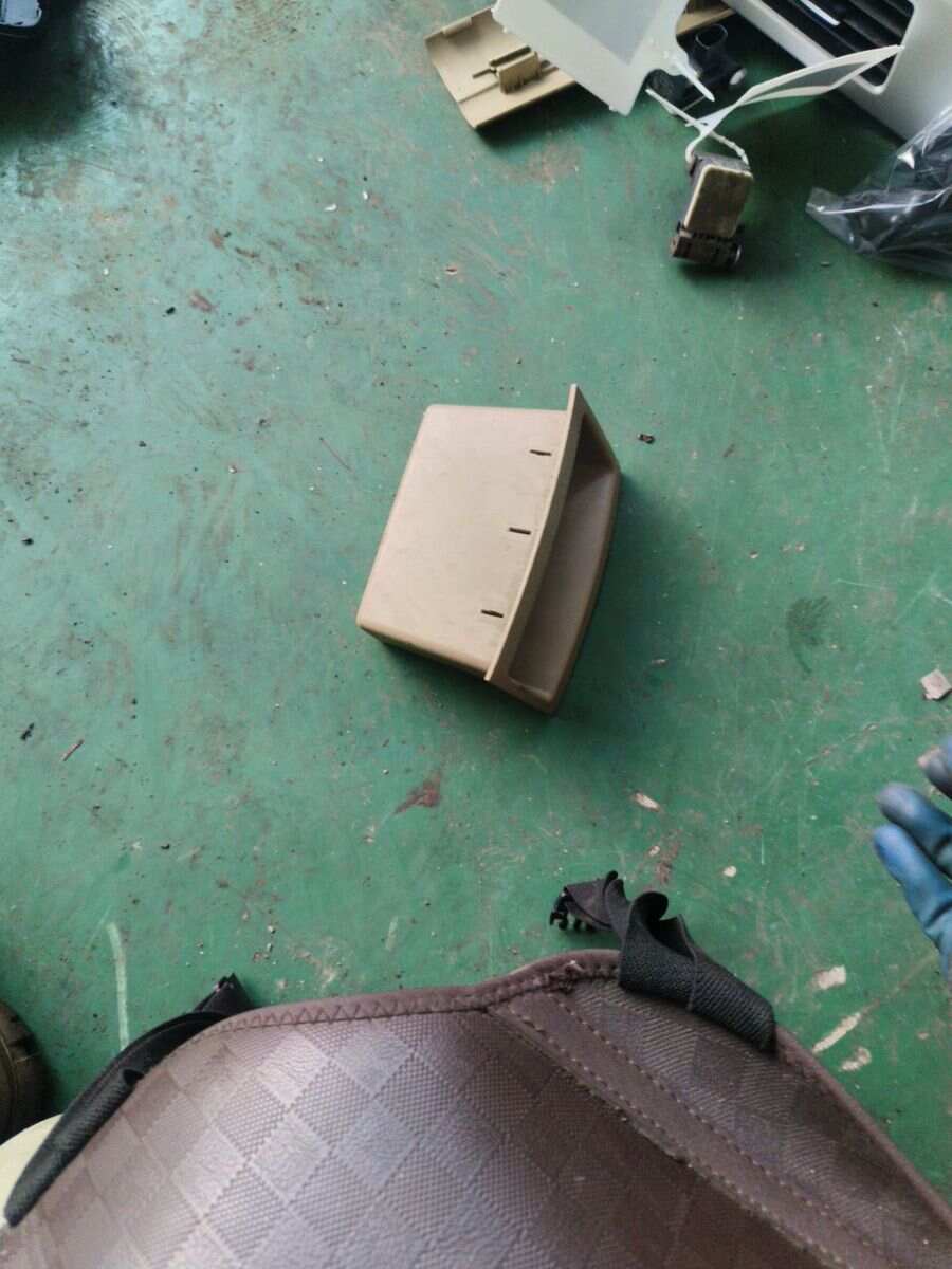 51167138524 中央控制台后杂物箱