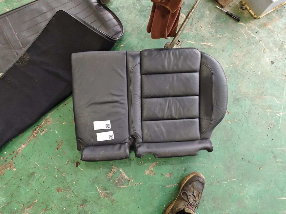 1K9885376B Rear Seat Base Cushion, Right