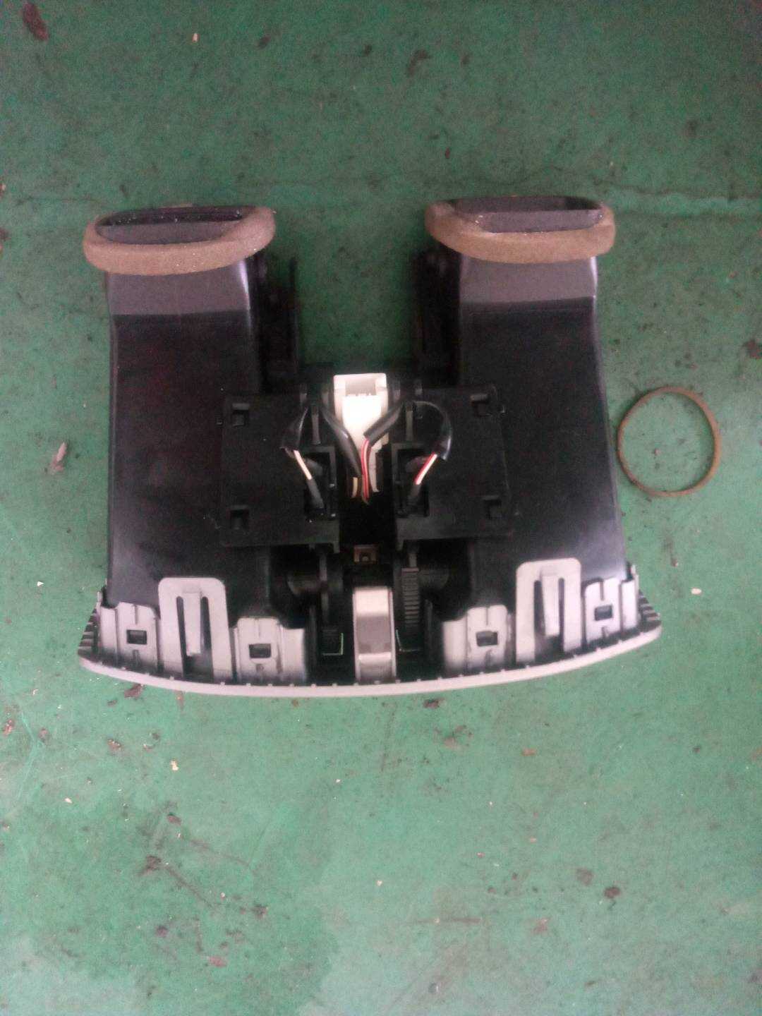 64226943015 Center Console Vent, Rear