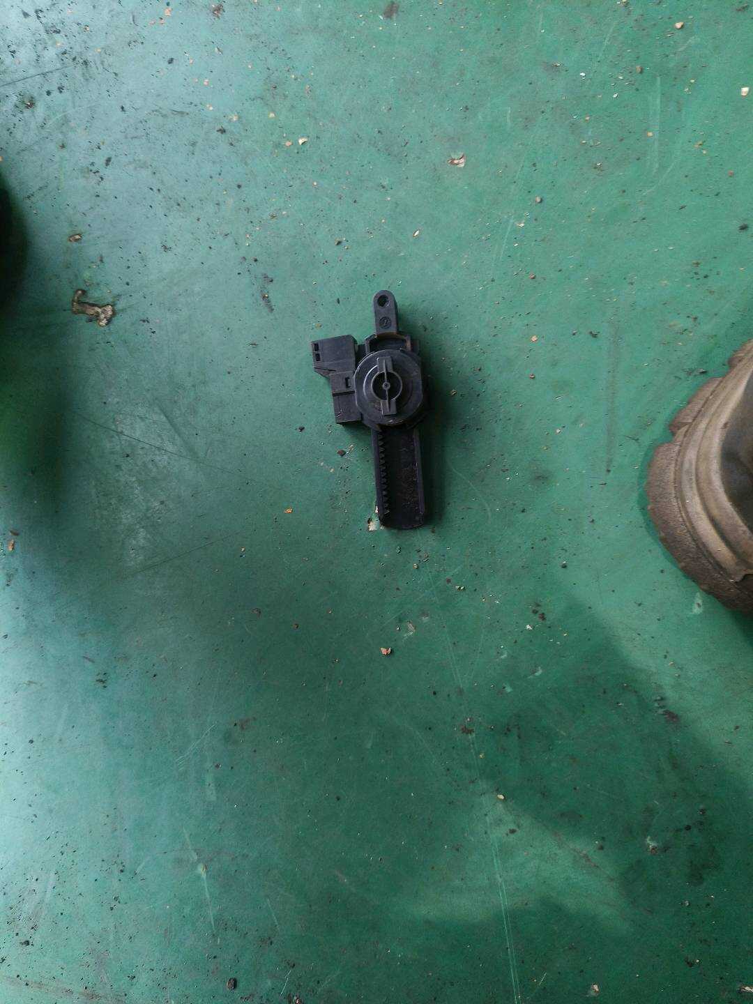 95855230900 手套箱减震器