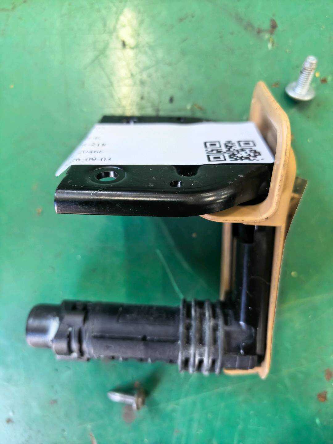 97052265200 后排座椅靠背扶手支架（右）