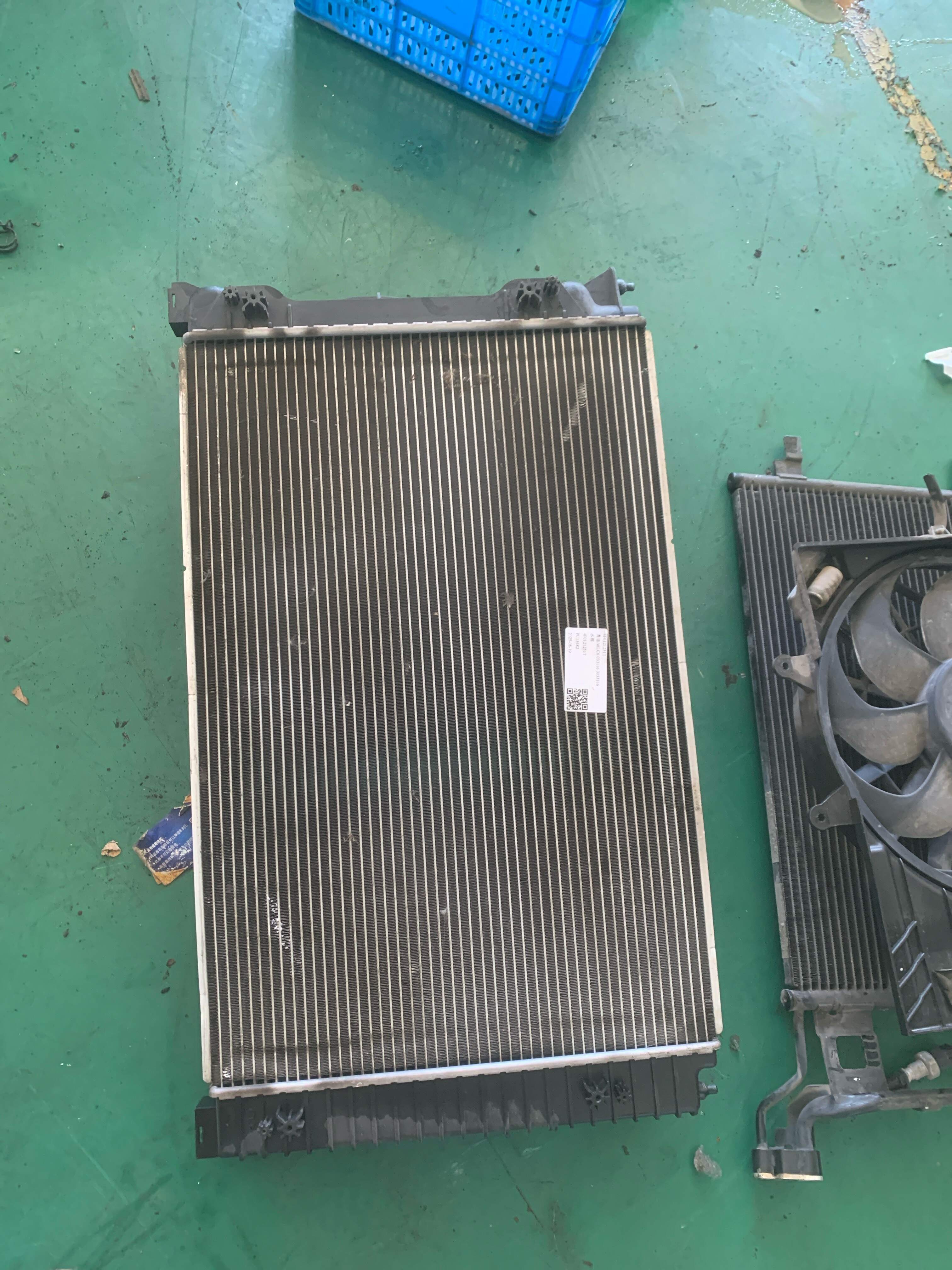 4F0121251T 水箱
