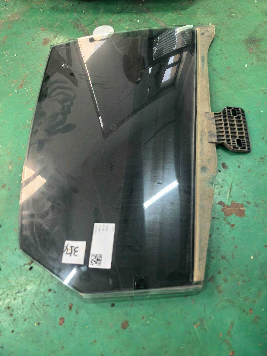 8E5845026C 后门玻璃(右)