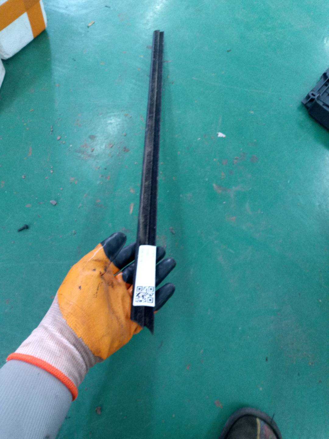 LR048292 Front Door Window Molding (Left Inner)