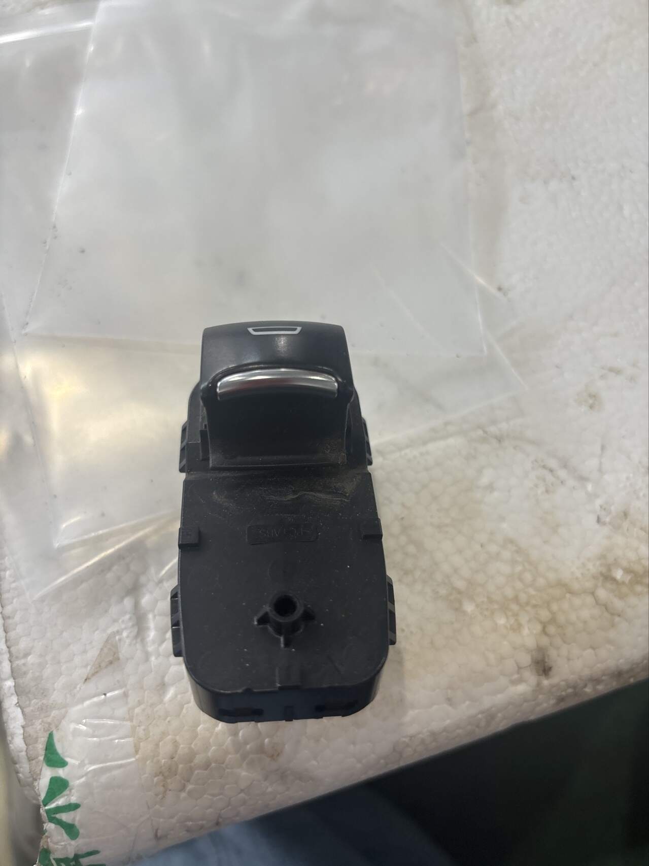 84583122 后门玻璃升降开关（右）