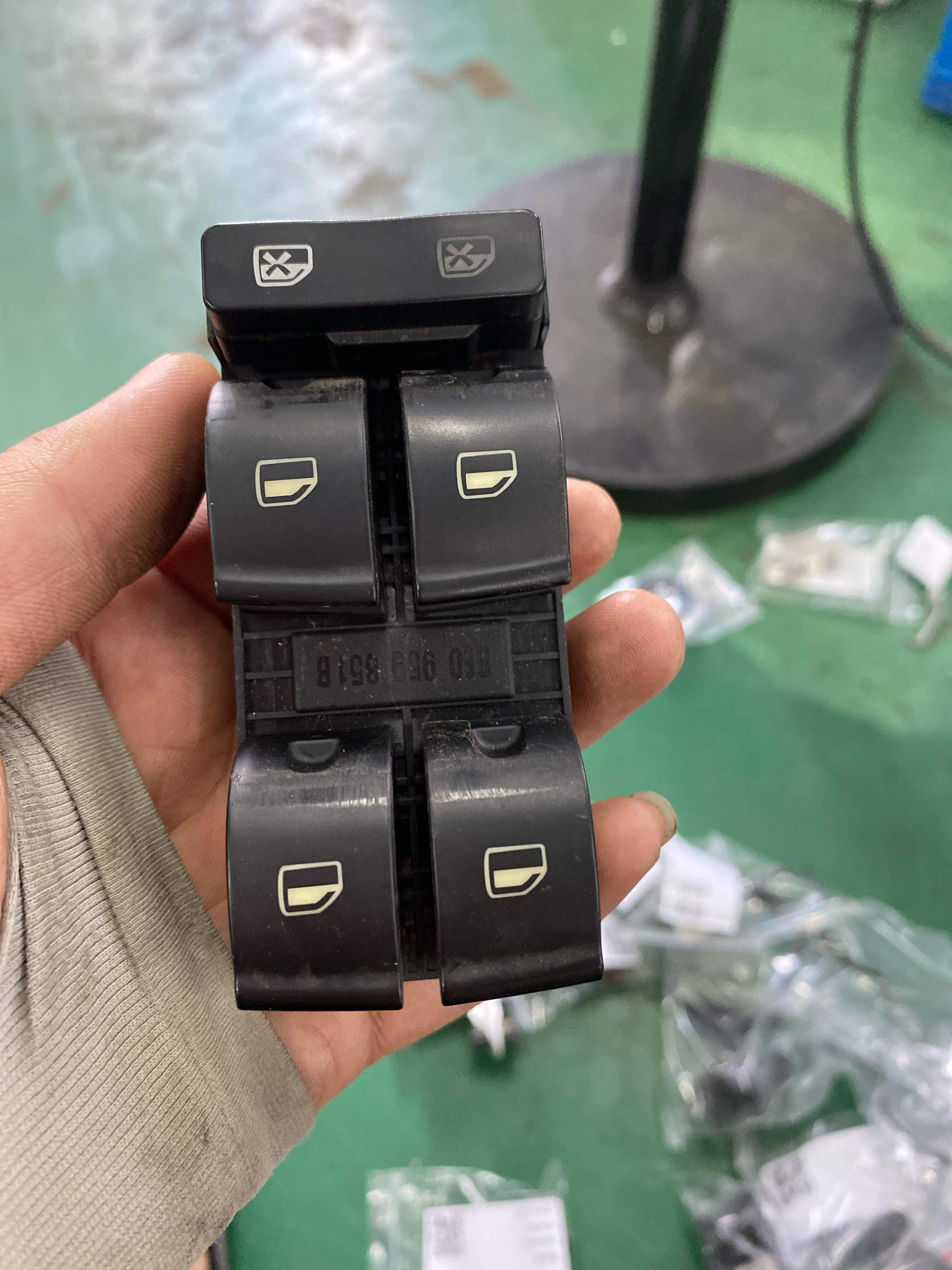 8E0959851B 电动车窗升降器开关 （驾驶员座位）