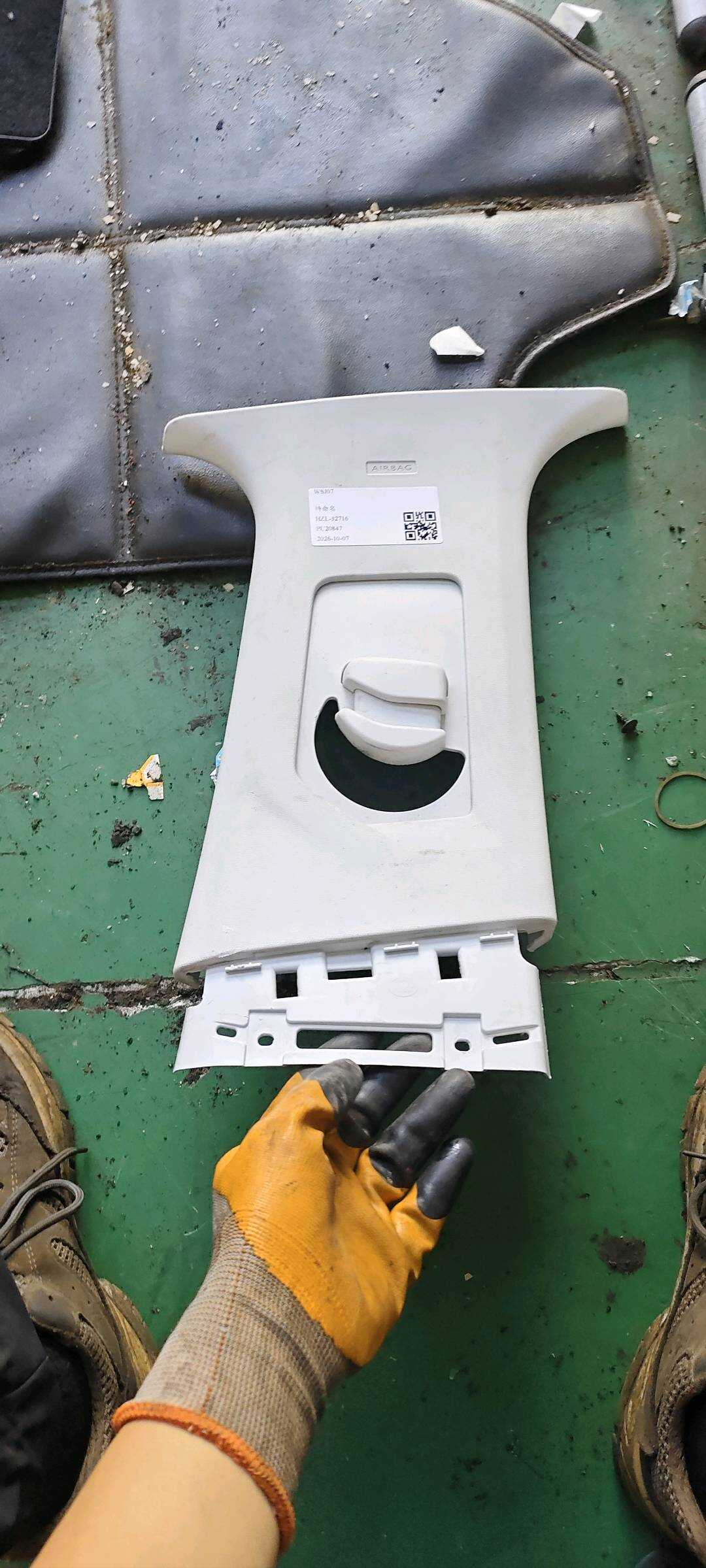 YL003239PR B-Pillar Inner Trim (Upper Right)