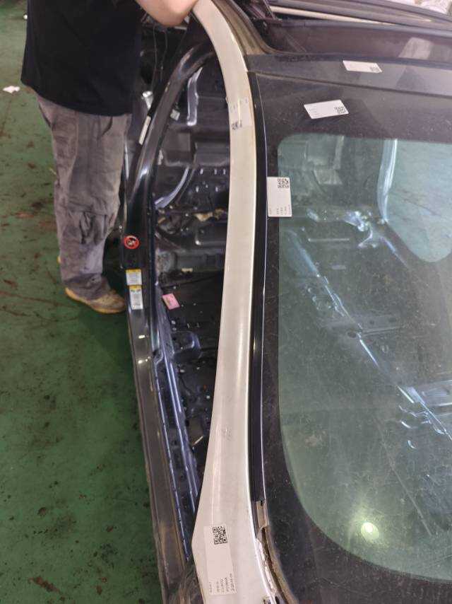 C2D12748 Front Windshield Glass Seal, Right