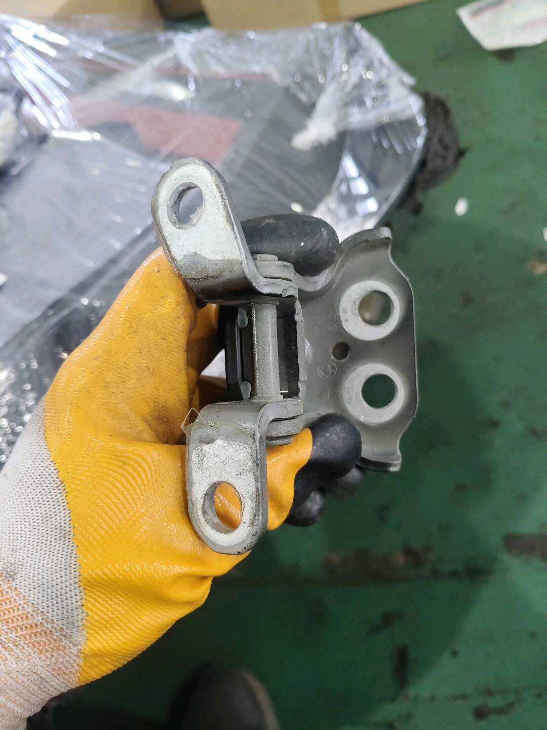 B000476 Door Hinge Lower