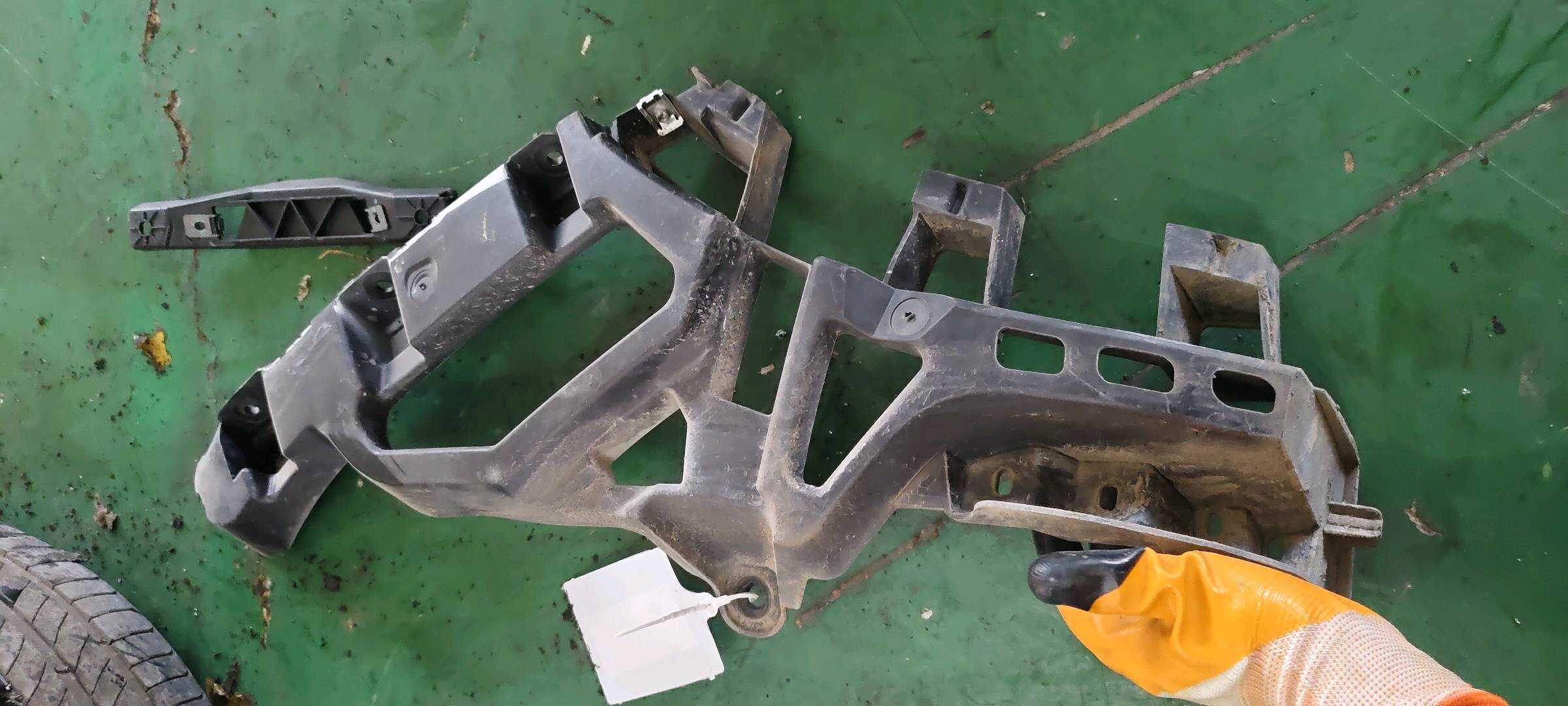 YL00568580 Rear Bumper Bracket, Right