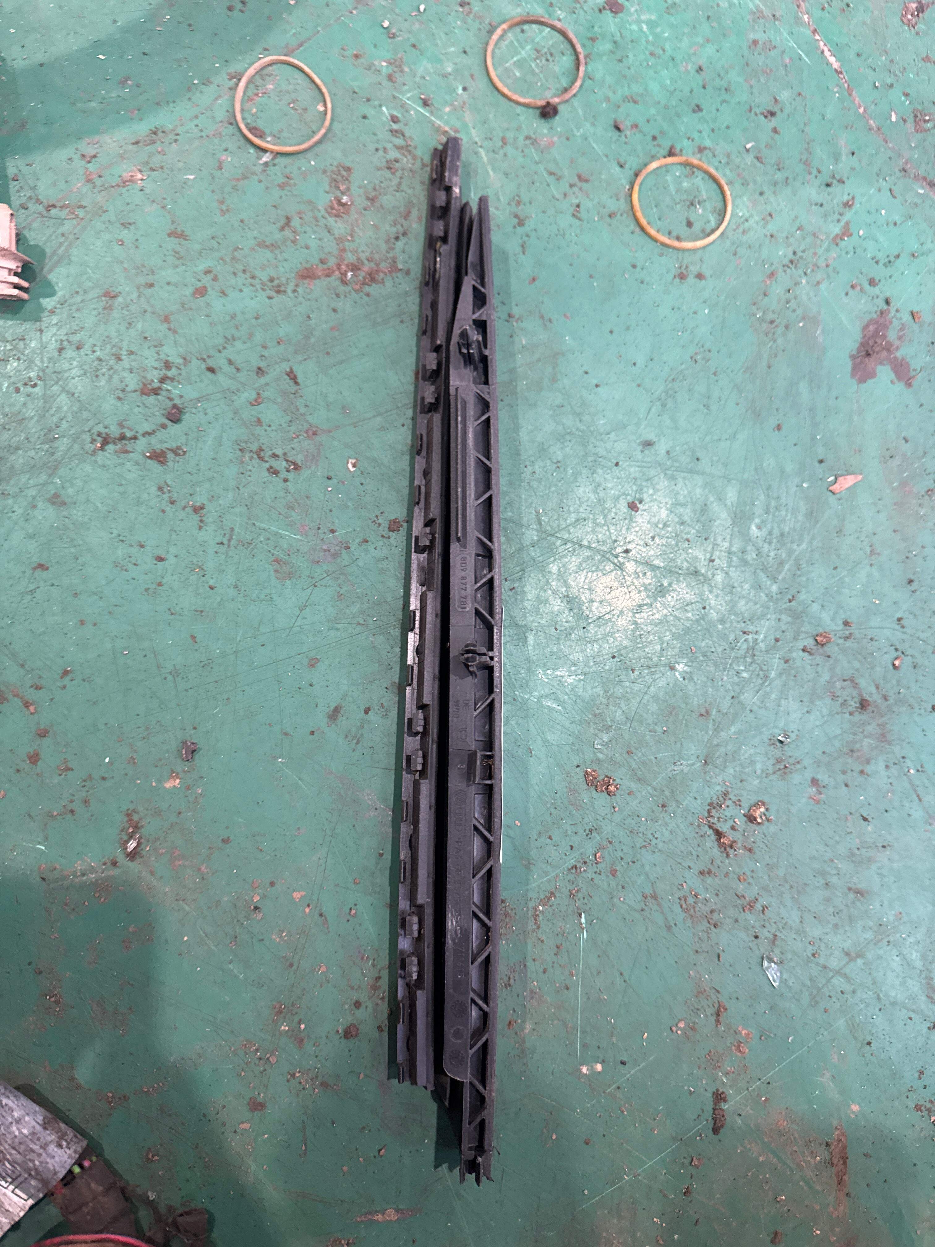 8D9877781 Dust Cover