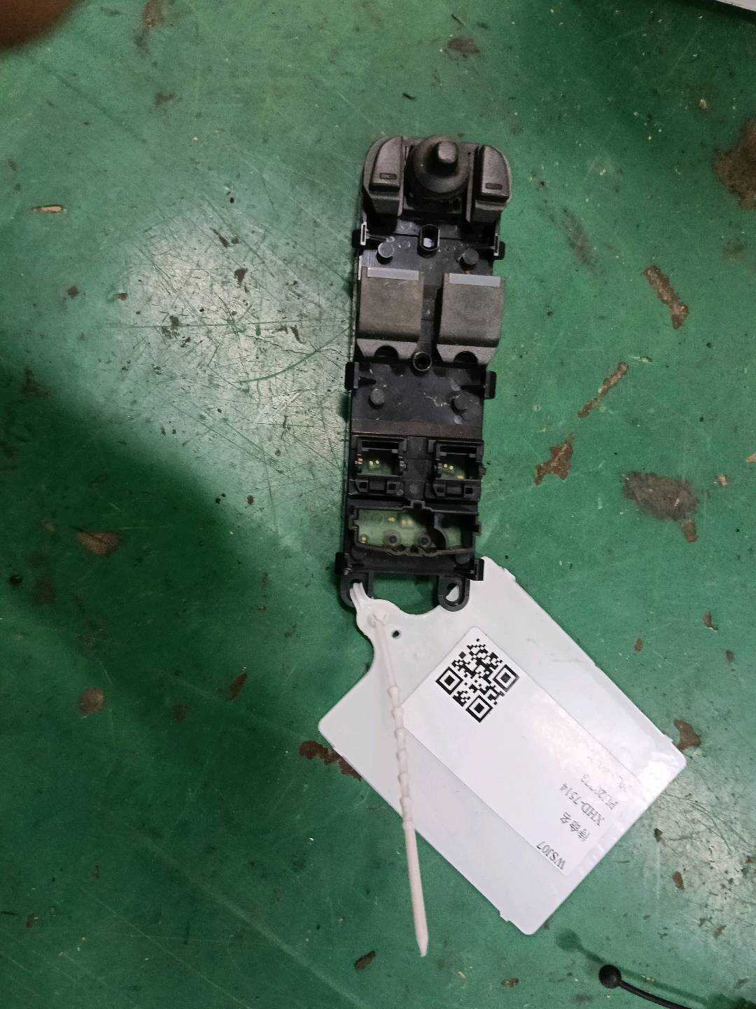 LR025909 Front Door Window Switch, Left