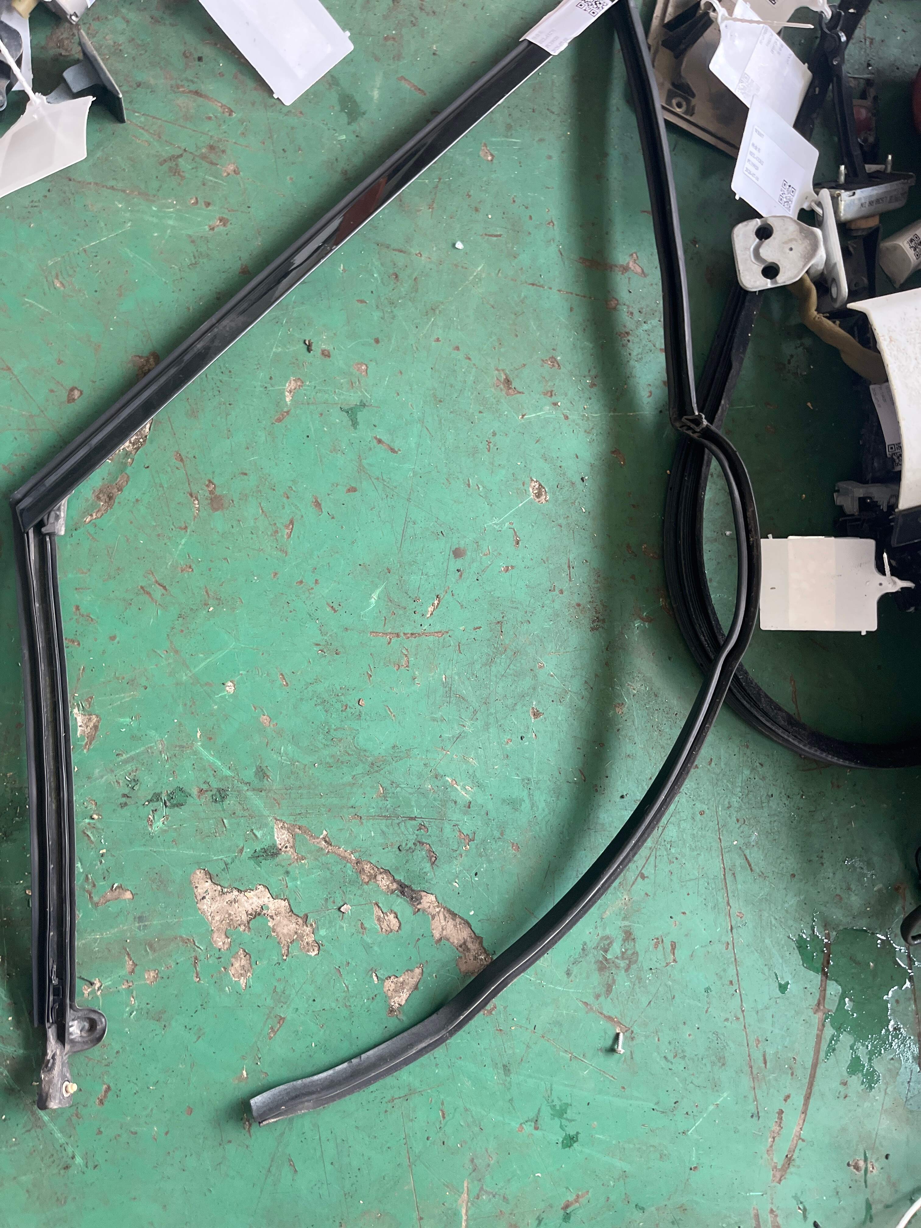 LR033108 Rear Door Weatherstrip (Upper Right)