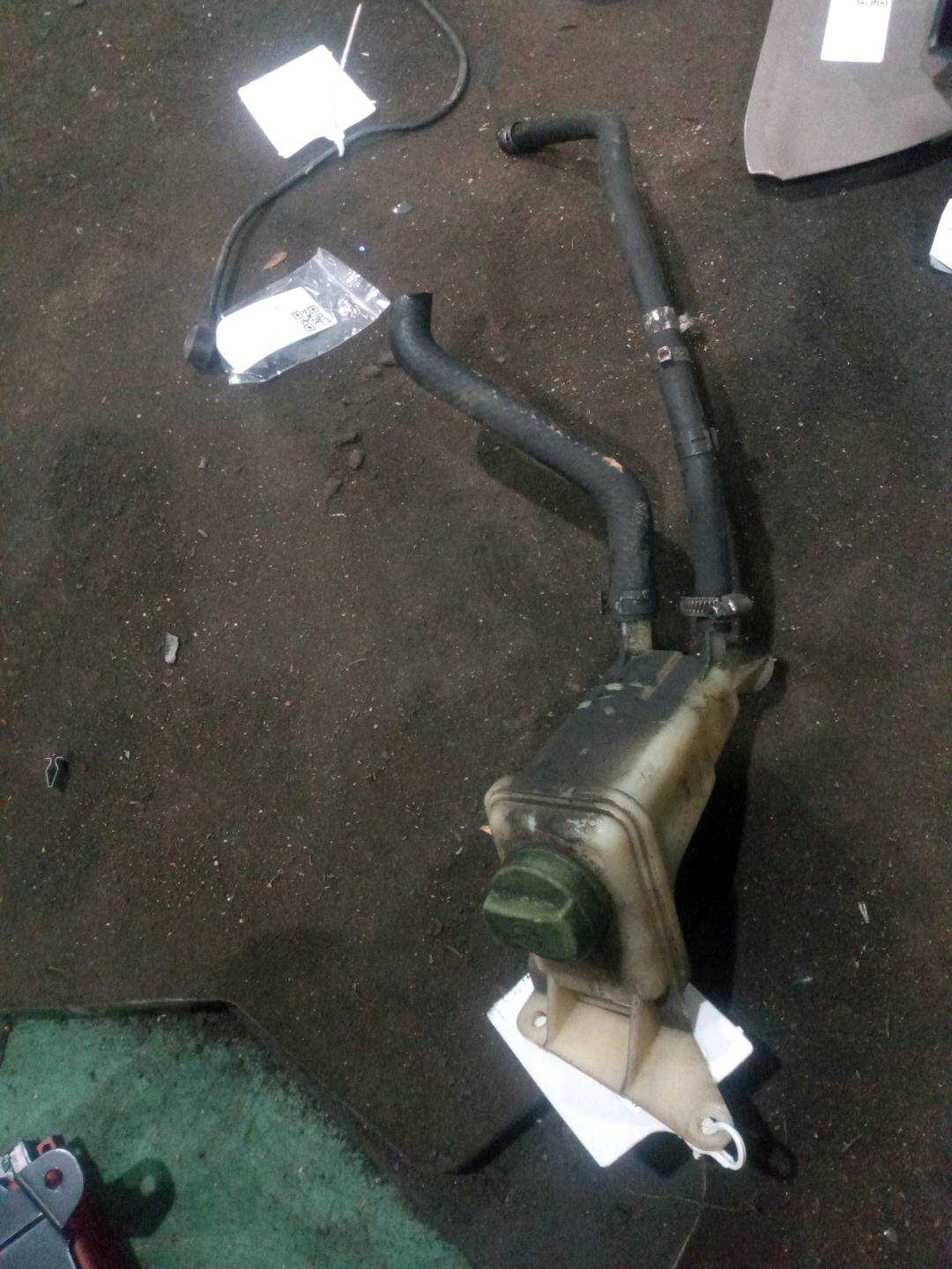 8D0422371K Power Steering Pump Reservoir