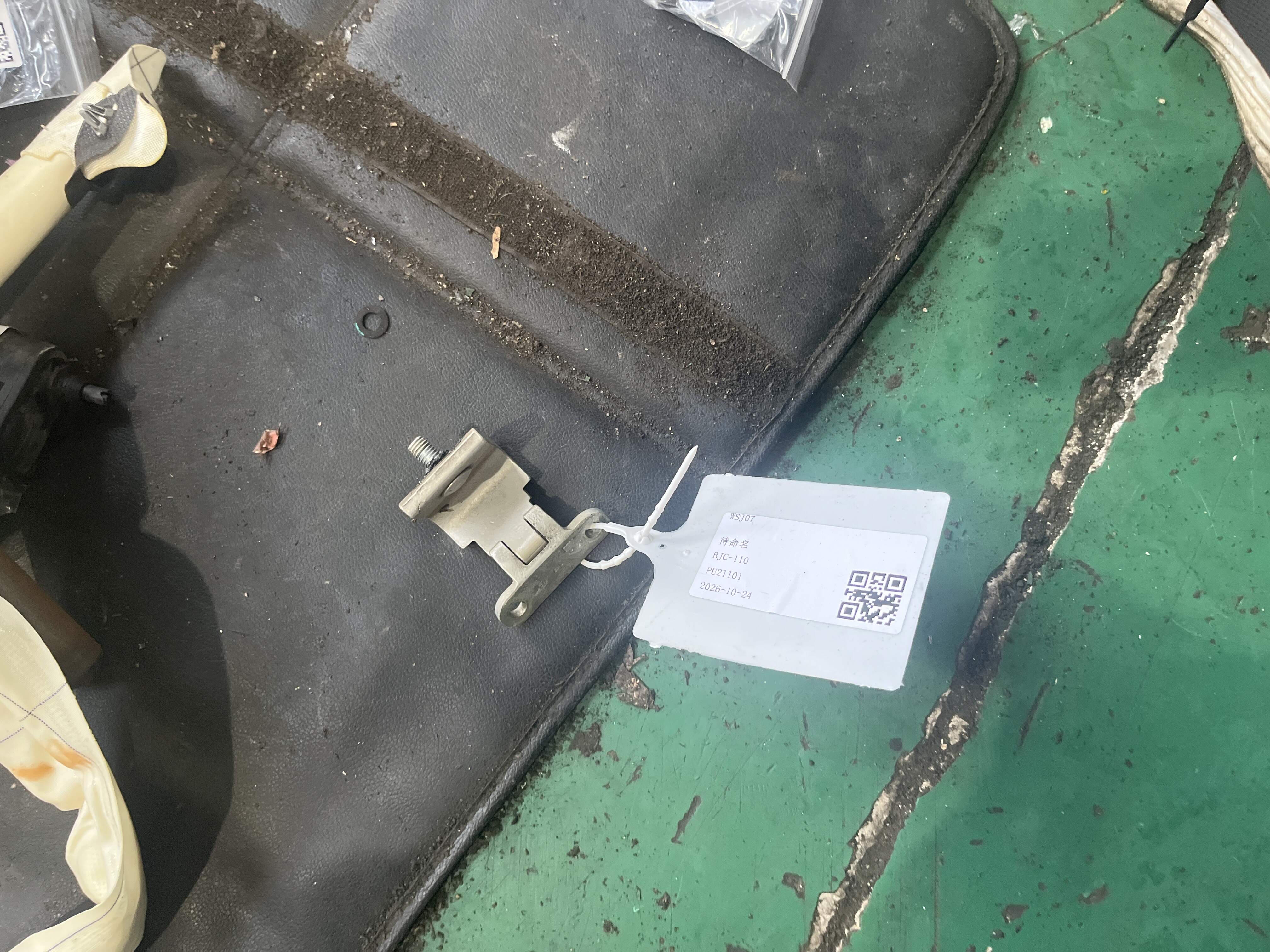 1K9827301 Trunk Lid Hinge, Left