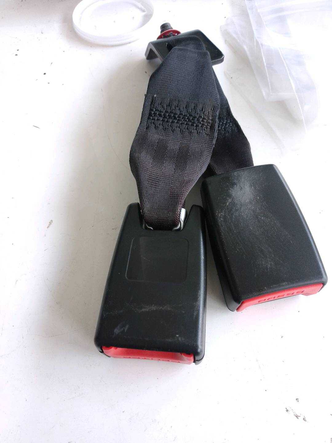 8042538100742 后排中间与右侧安全带锁扣