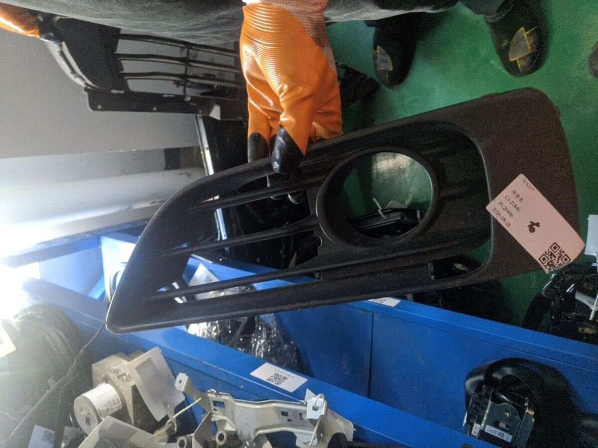 51117328682 前保险杠格栅(右)