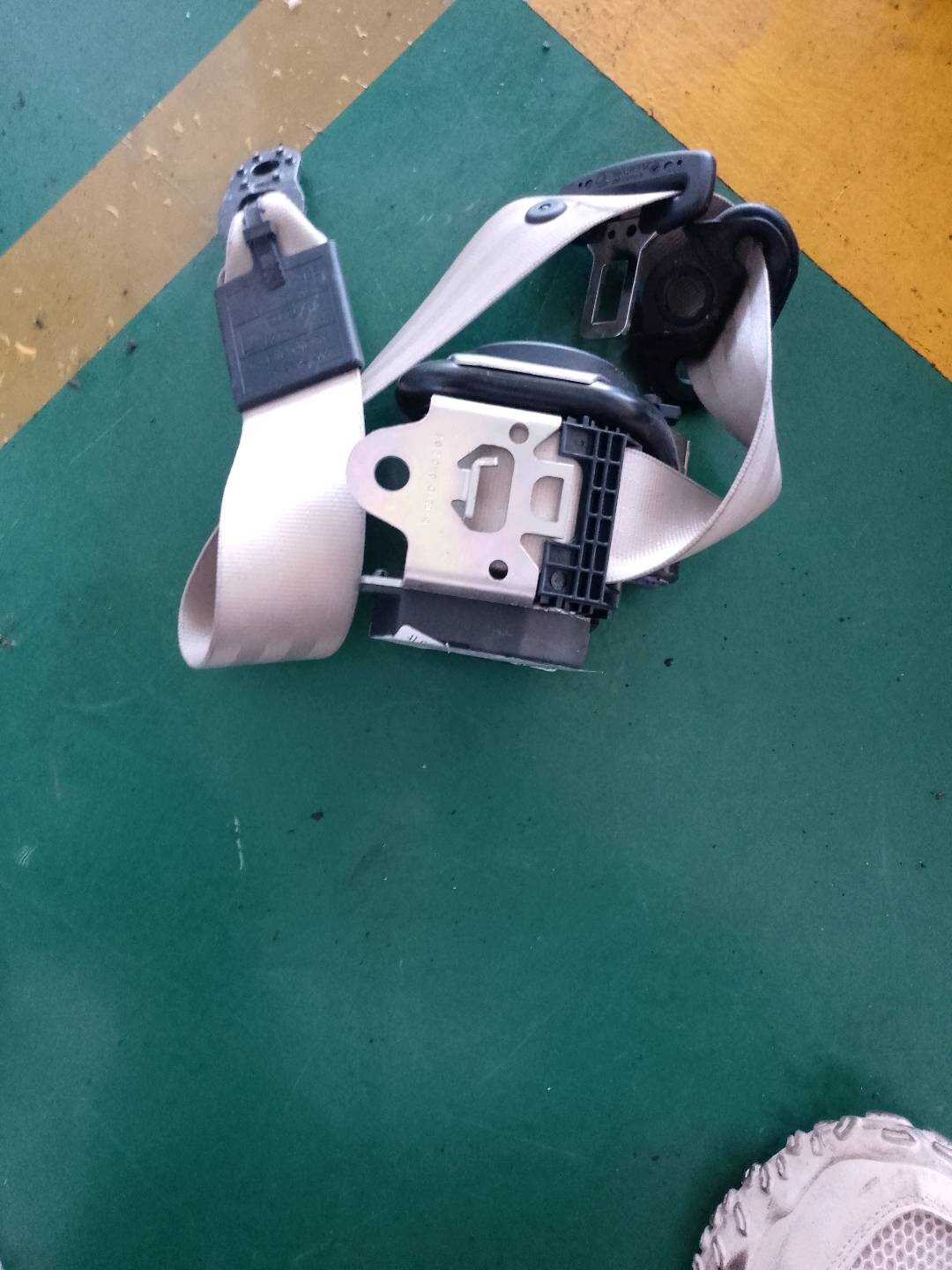 4L0857805HTPU 后座椅侧安全带(左)