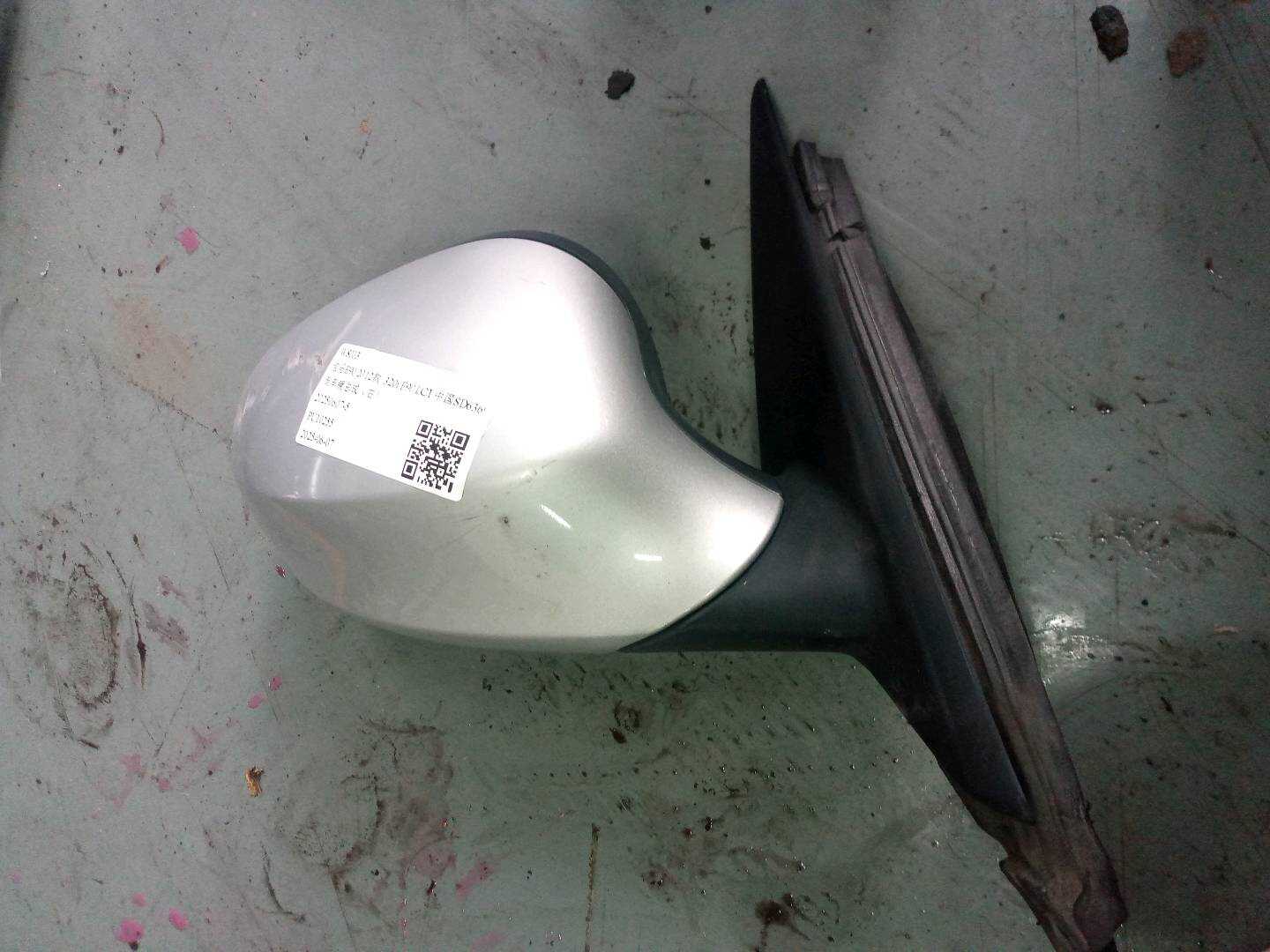 51167282568 倒车镜固定座(右)