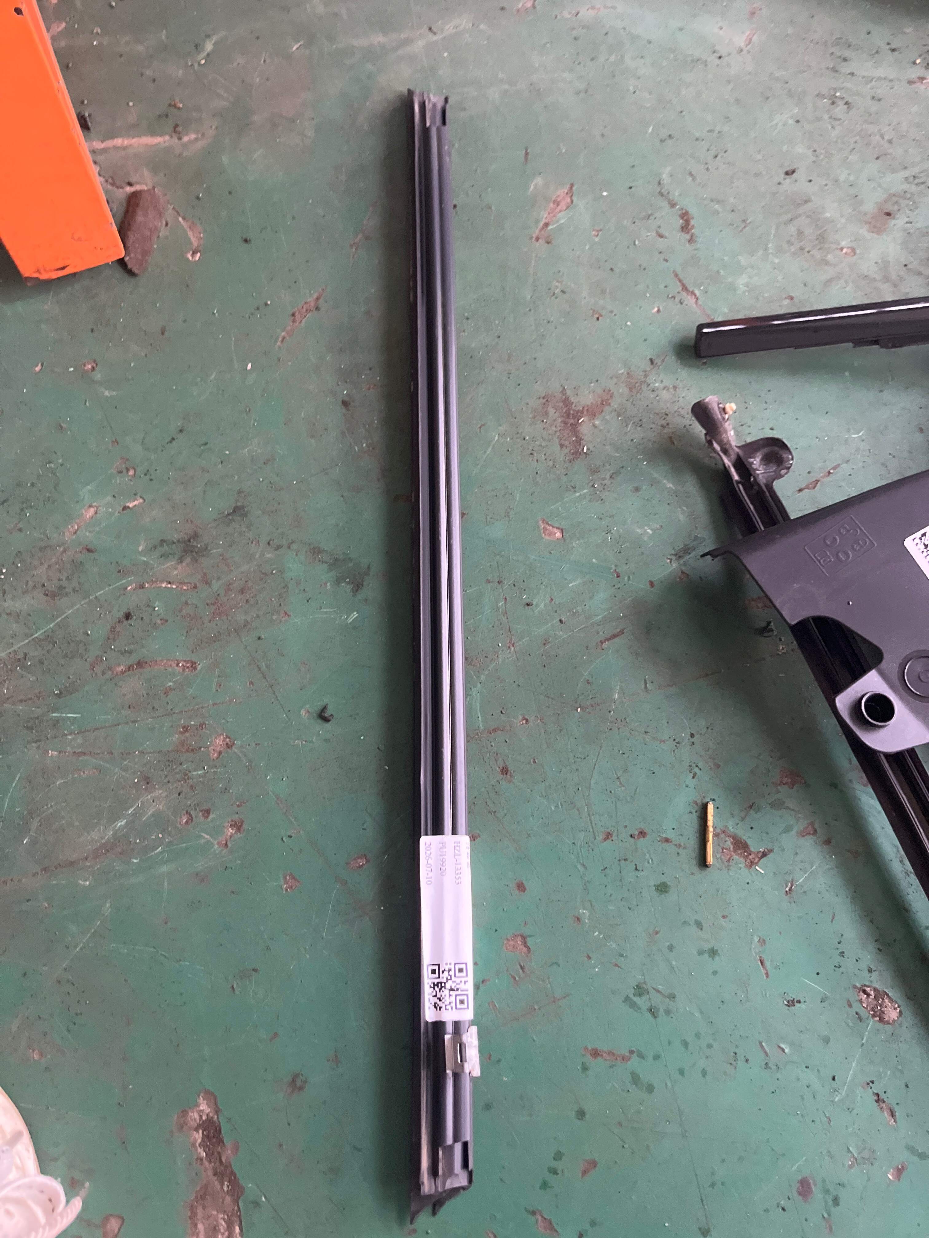 LR048297 Rear Door Window Molding (Left Inner)