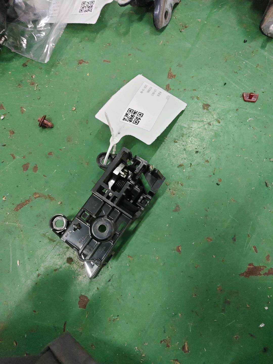 6927022010 Front Door Inner Handle, Right