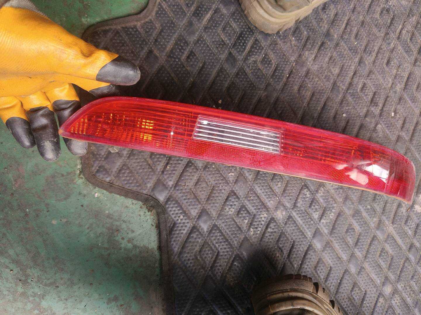 L8UD945096 后保险杠装饰灯(右)