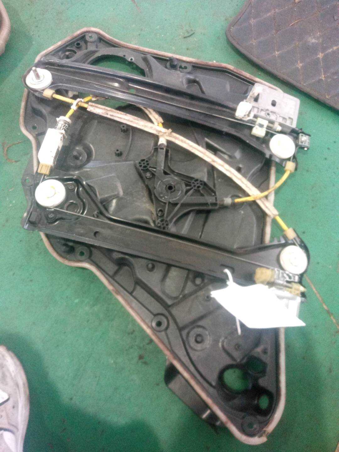 A1177300179 后门玻璃升降支架（左）