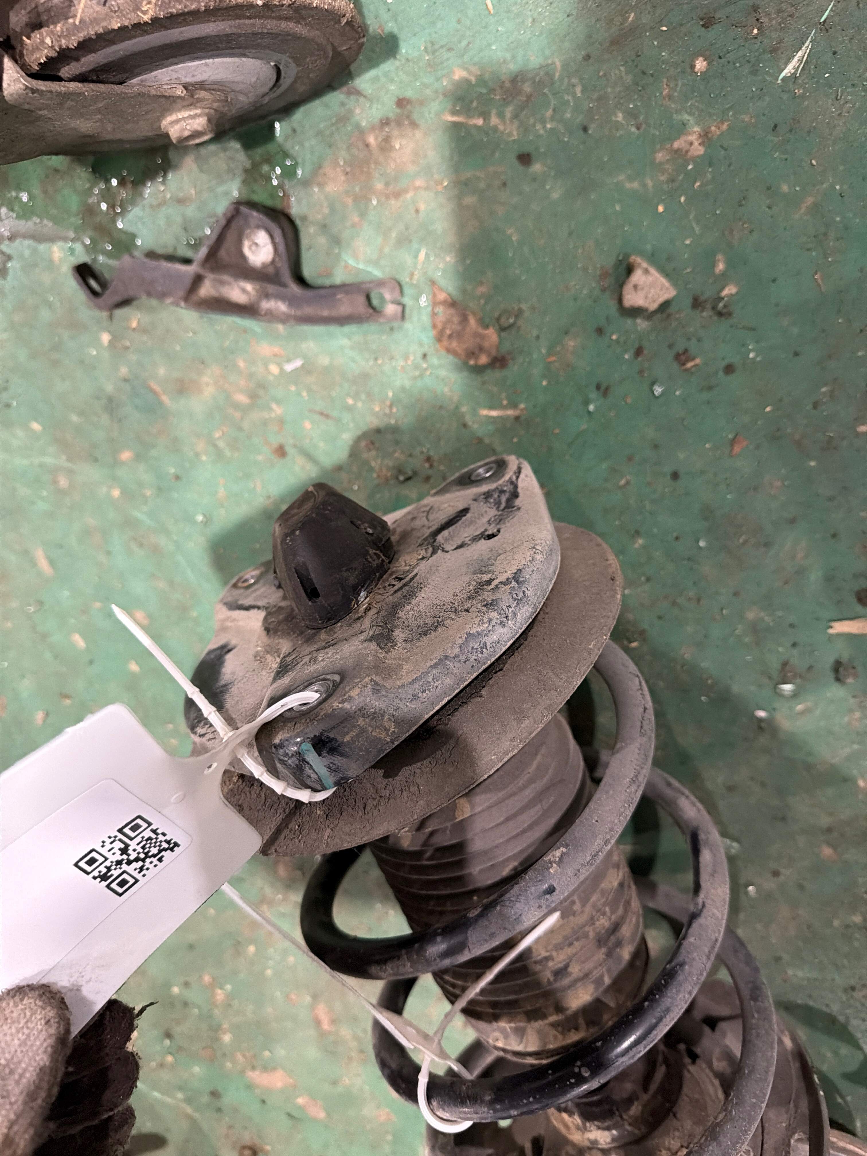 A2043201273 Front Shock Absorber Mount
