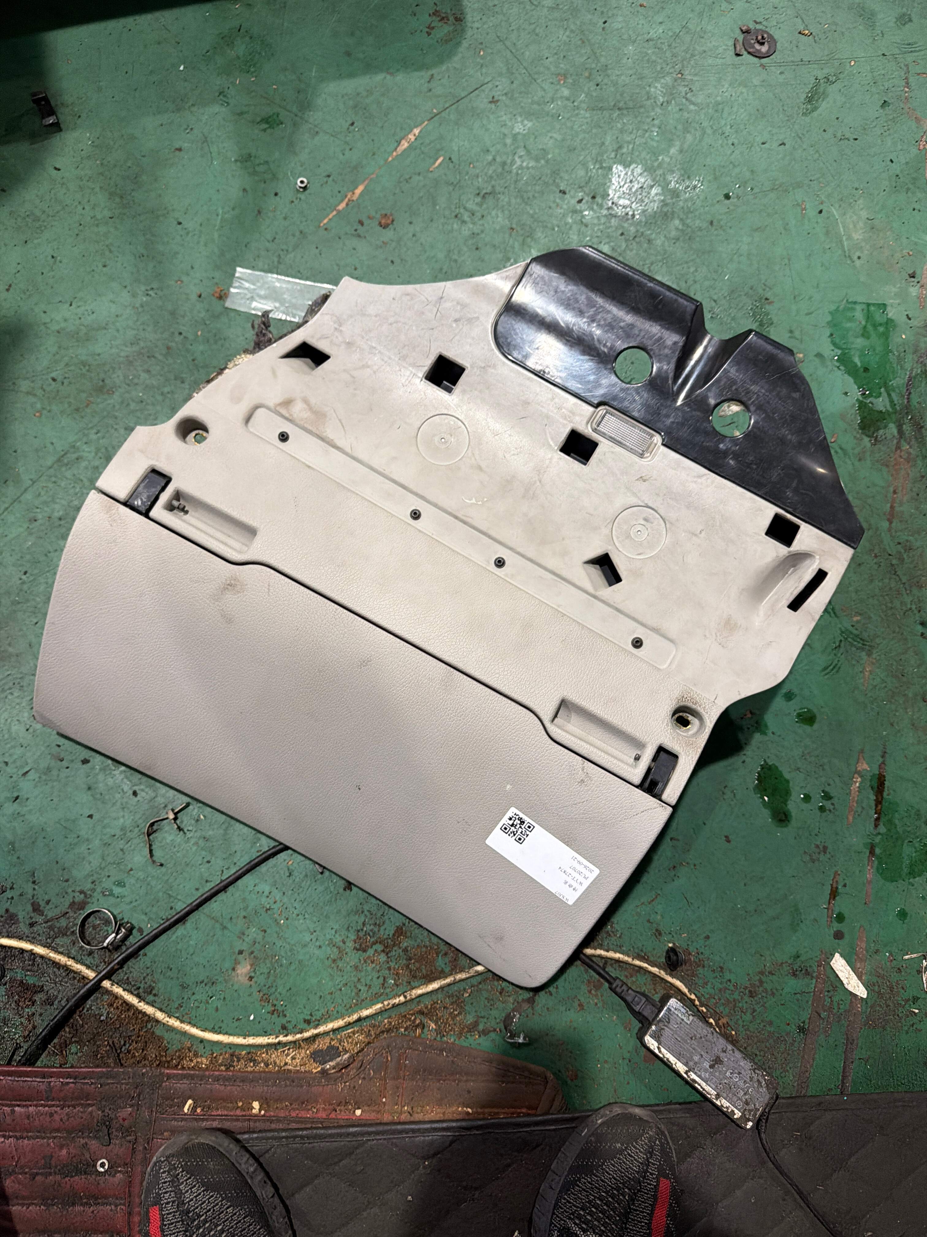 4F1857104B 仪表台杂物箱