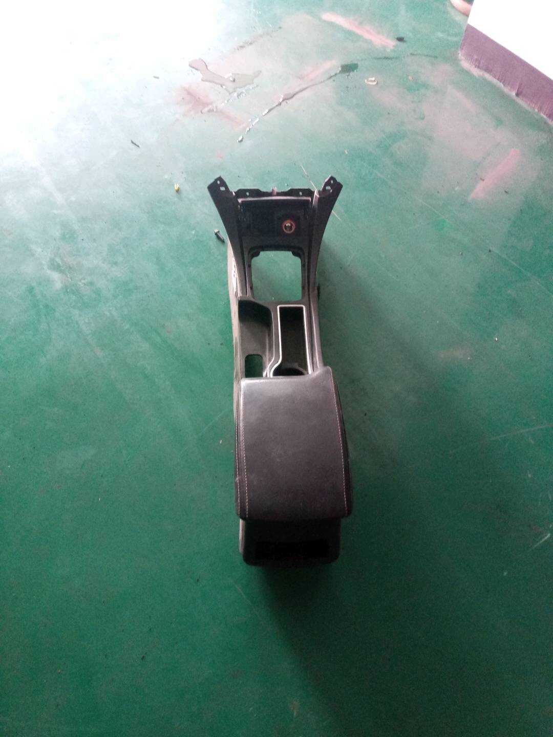 106805101000713 中央扶手箱