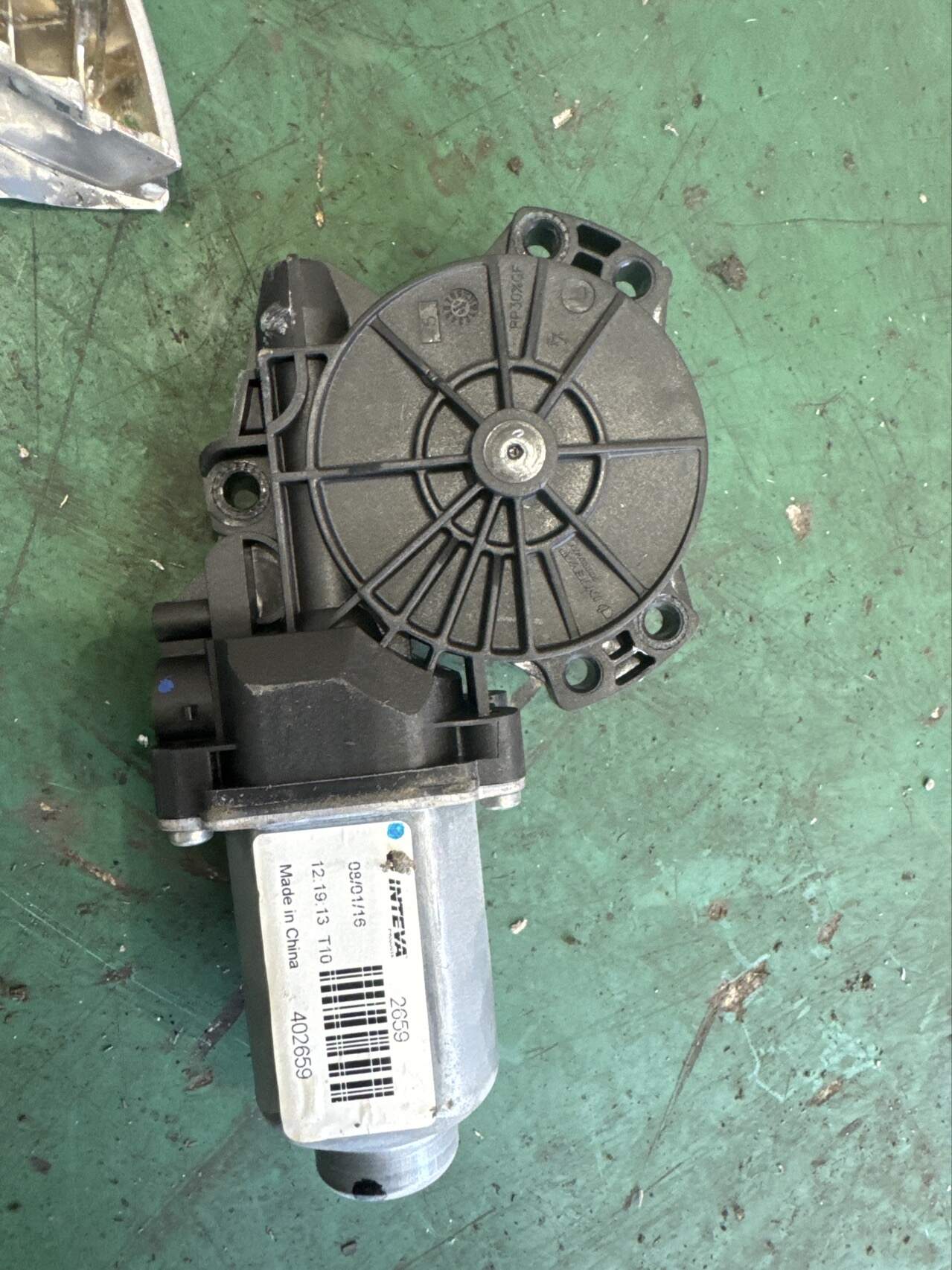 82460B3000 Front Door Window Motor, Right
