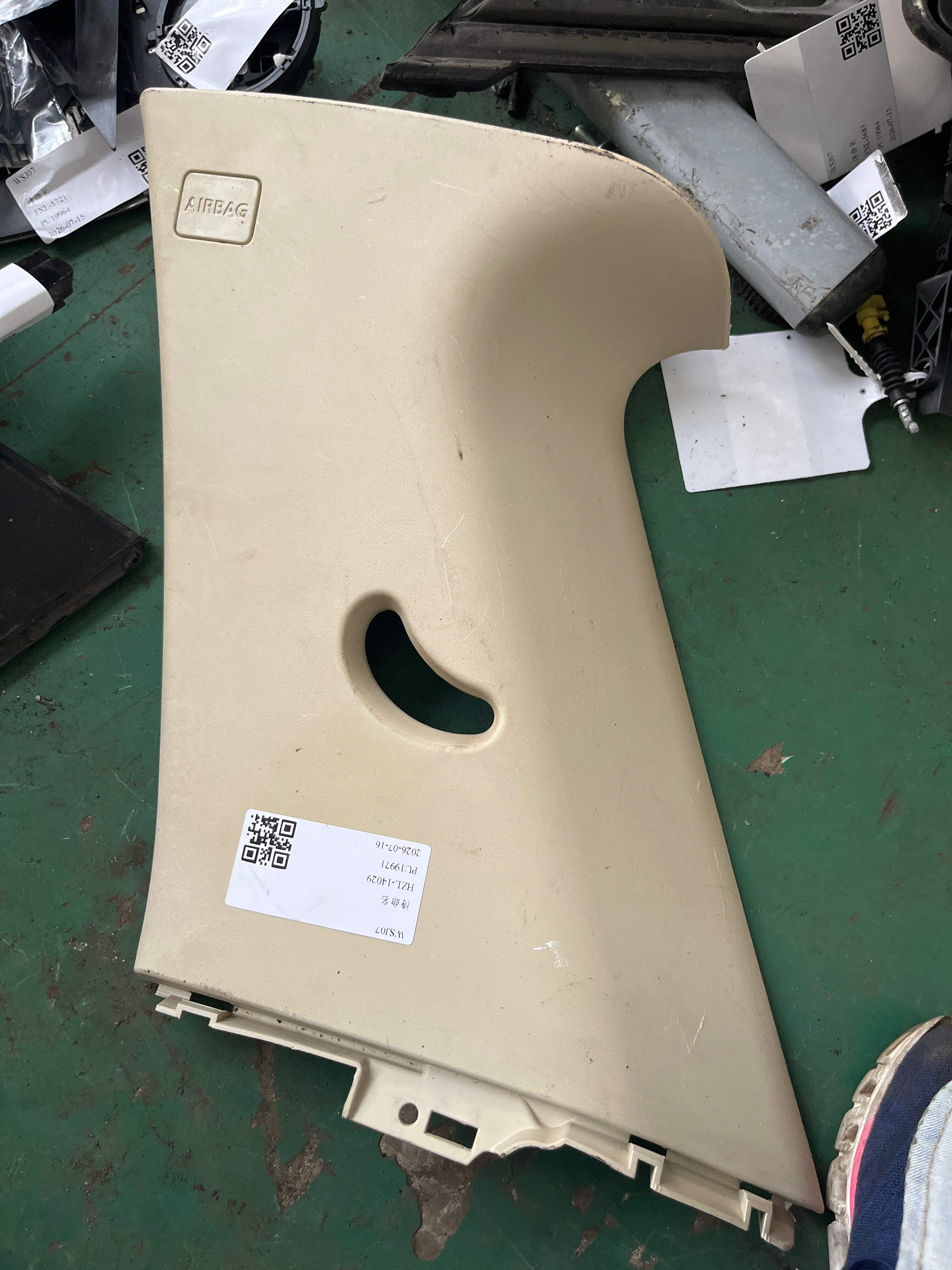 LR008000 D-Pillar Inner Trim (Upper Right)