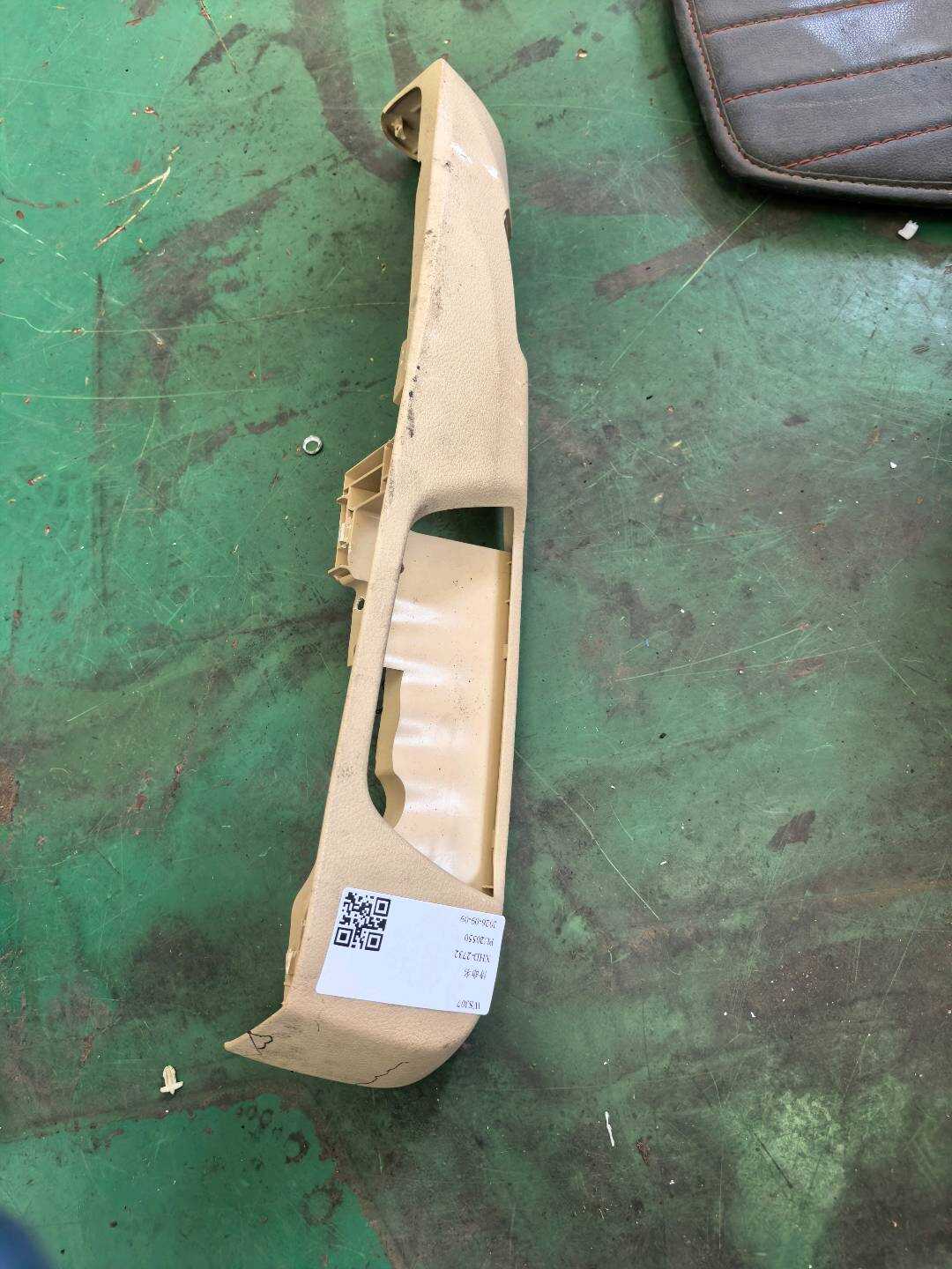 52107308188 副驾驶员座椅调节装置饰板
